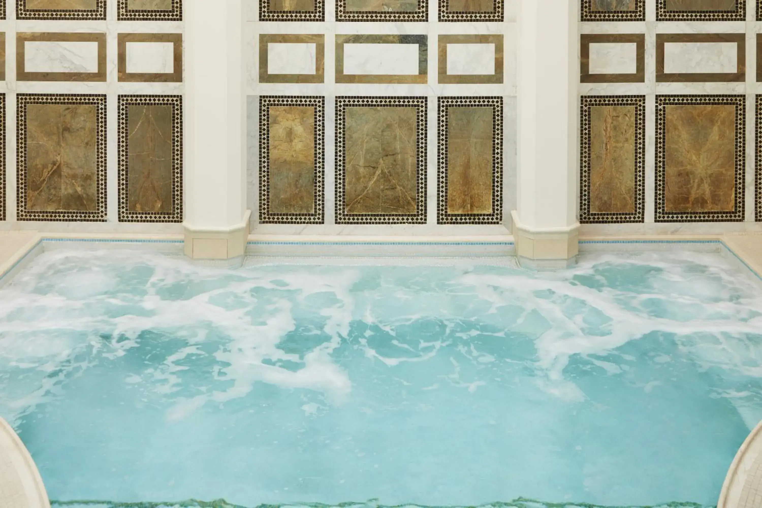 Swimming pool in The Maybourne Beverly Hills, Maybourne Swimming pool in The Maybourne Beverly Hills, Maybourne