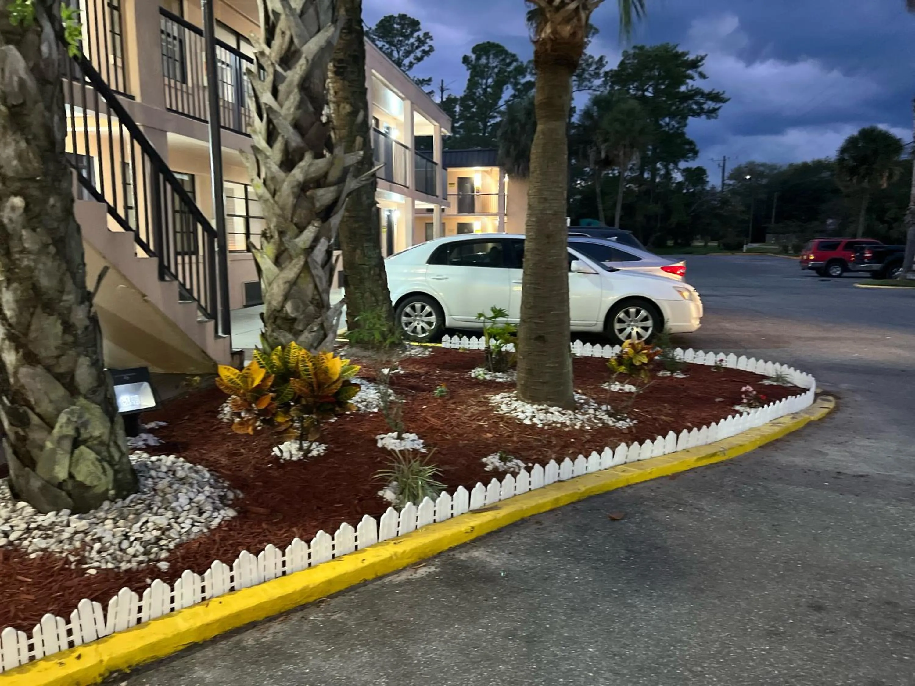 Garden, Property Building in APM Inn & Suites - Jacksonville