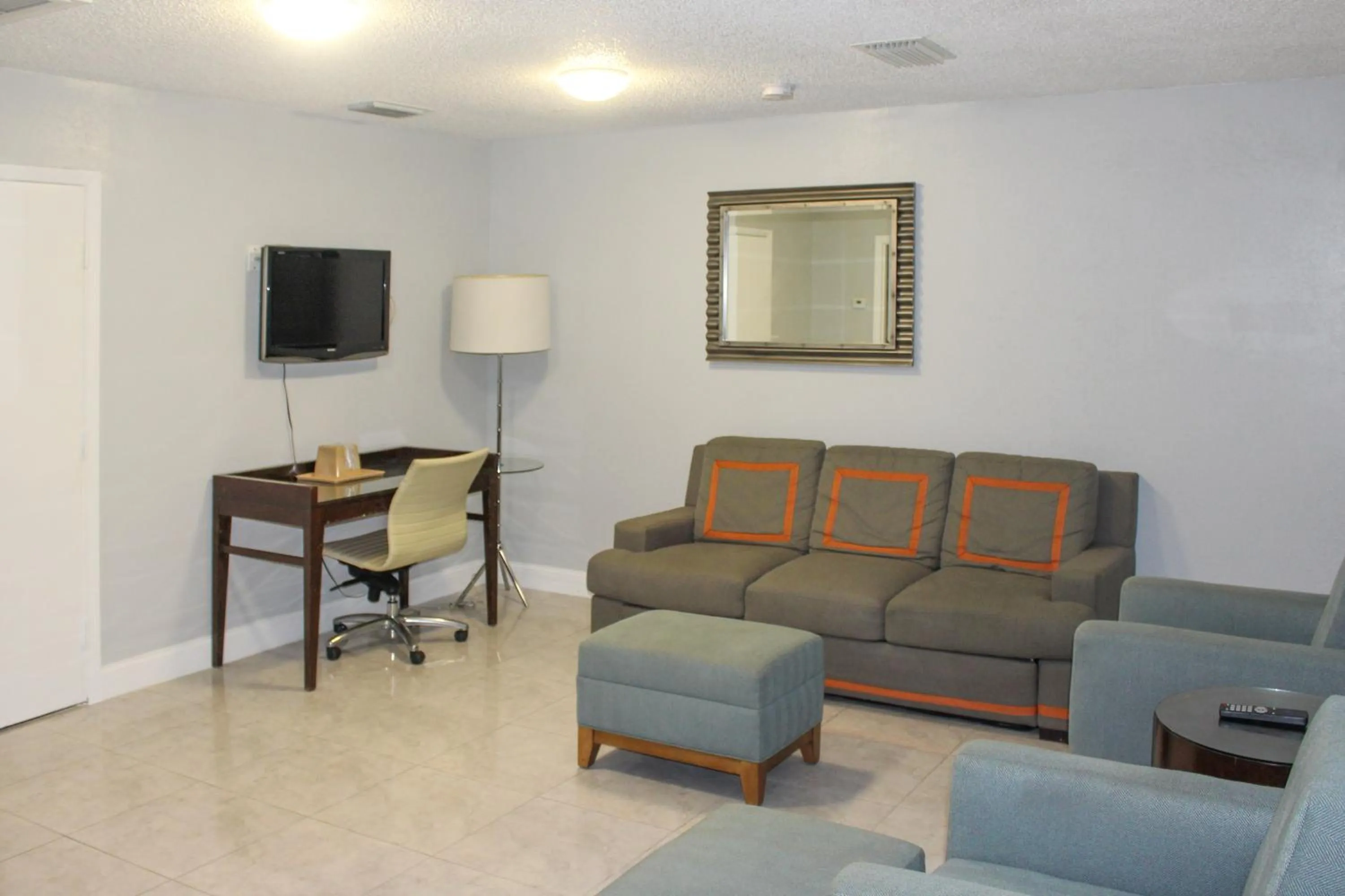 Living room, Seating Area in APM Inn & Suites - Jacksonville