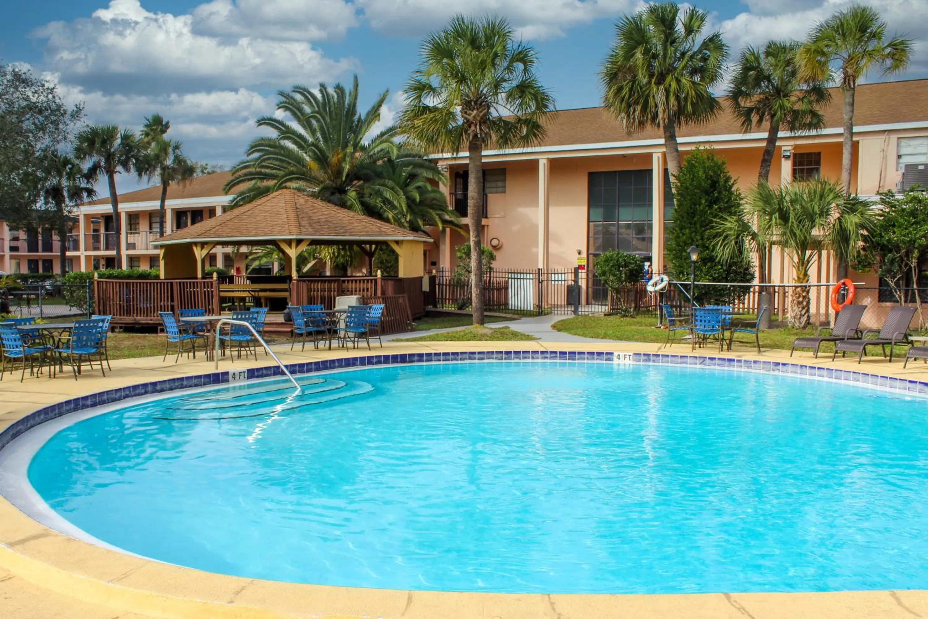Property building, Swimming Pool in APM Inn & Suites - Jacksonville