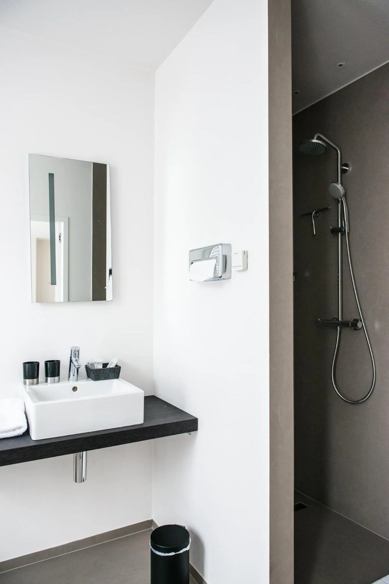 Shower in Maison de la Paix