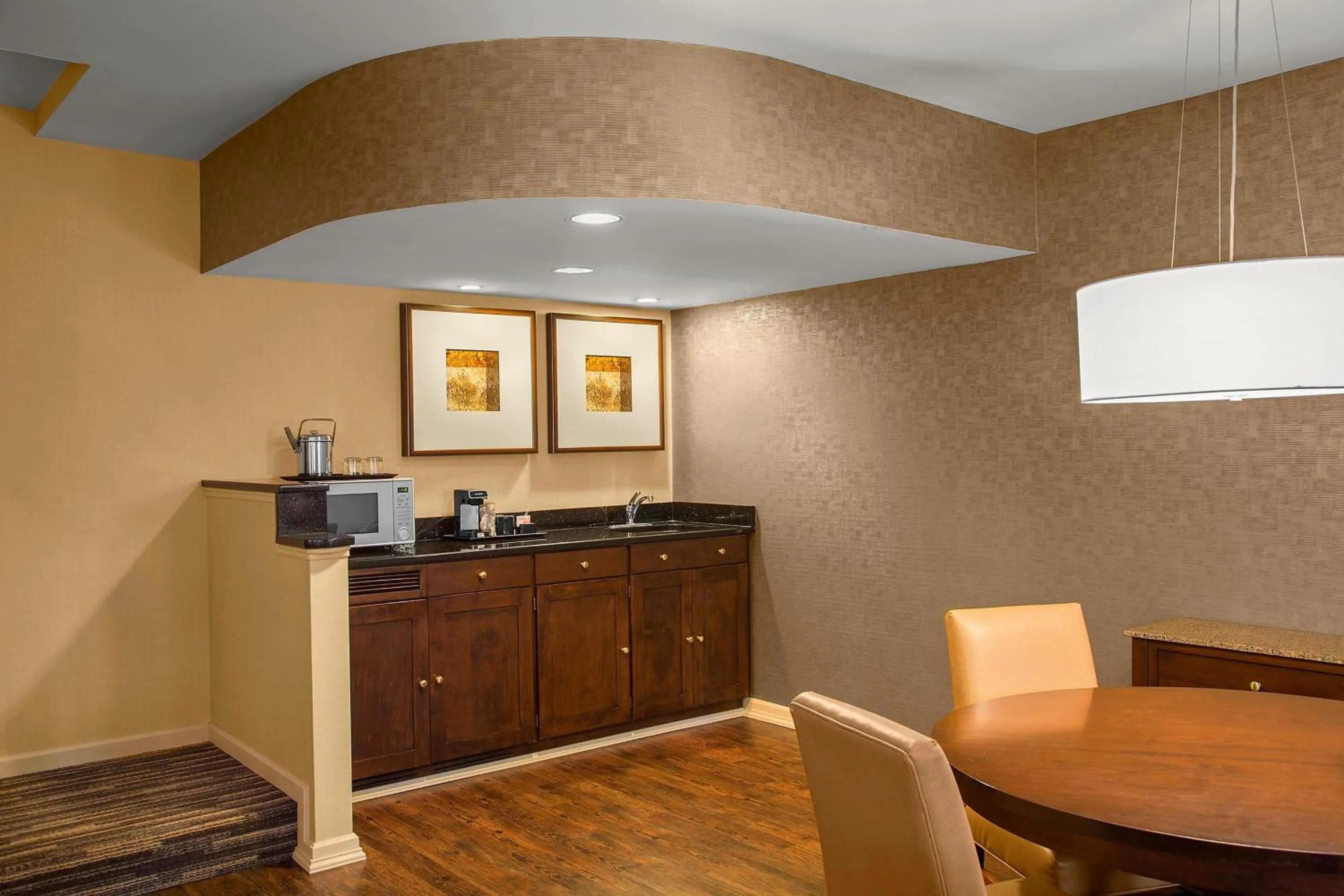 Lounge or bar in Sheraton Suites Akron Cuyahoga Falls