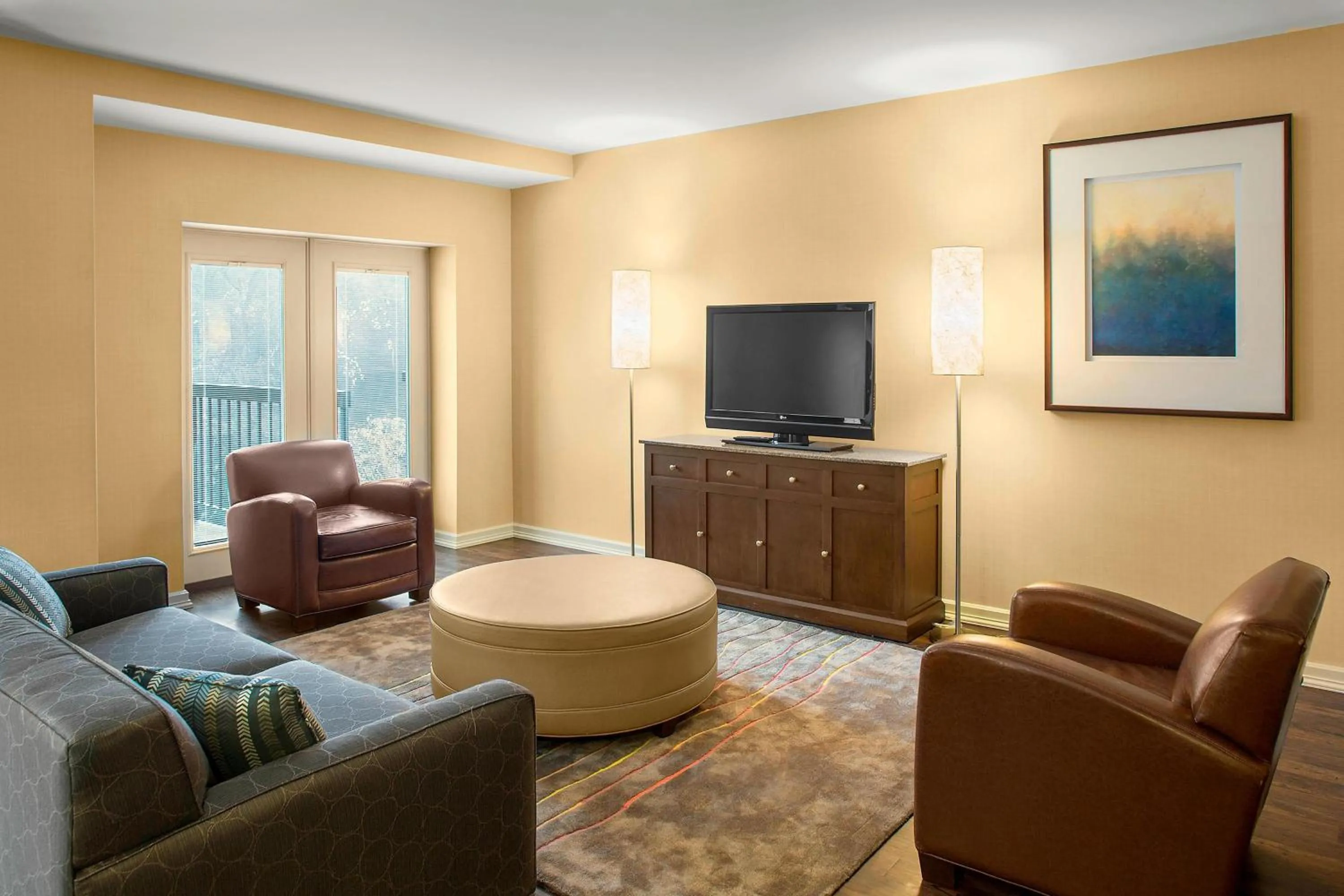Living room in Sheraton Suites Akron Cuyahoga Falls
