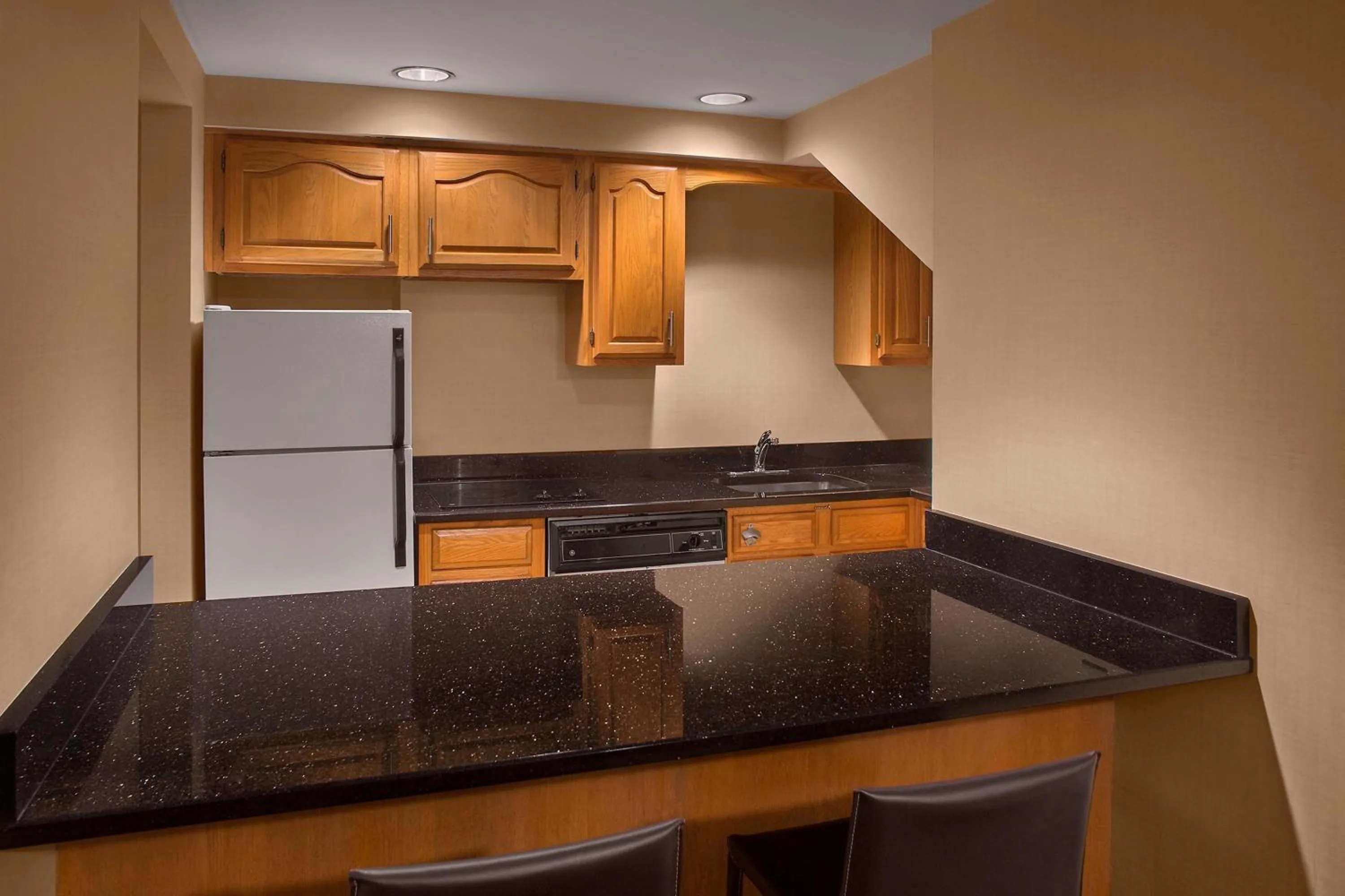Kitchen or kitchenette in Sheraton Suites Akron Cuyahoga Falls
