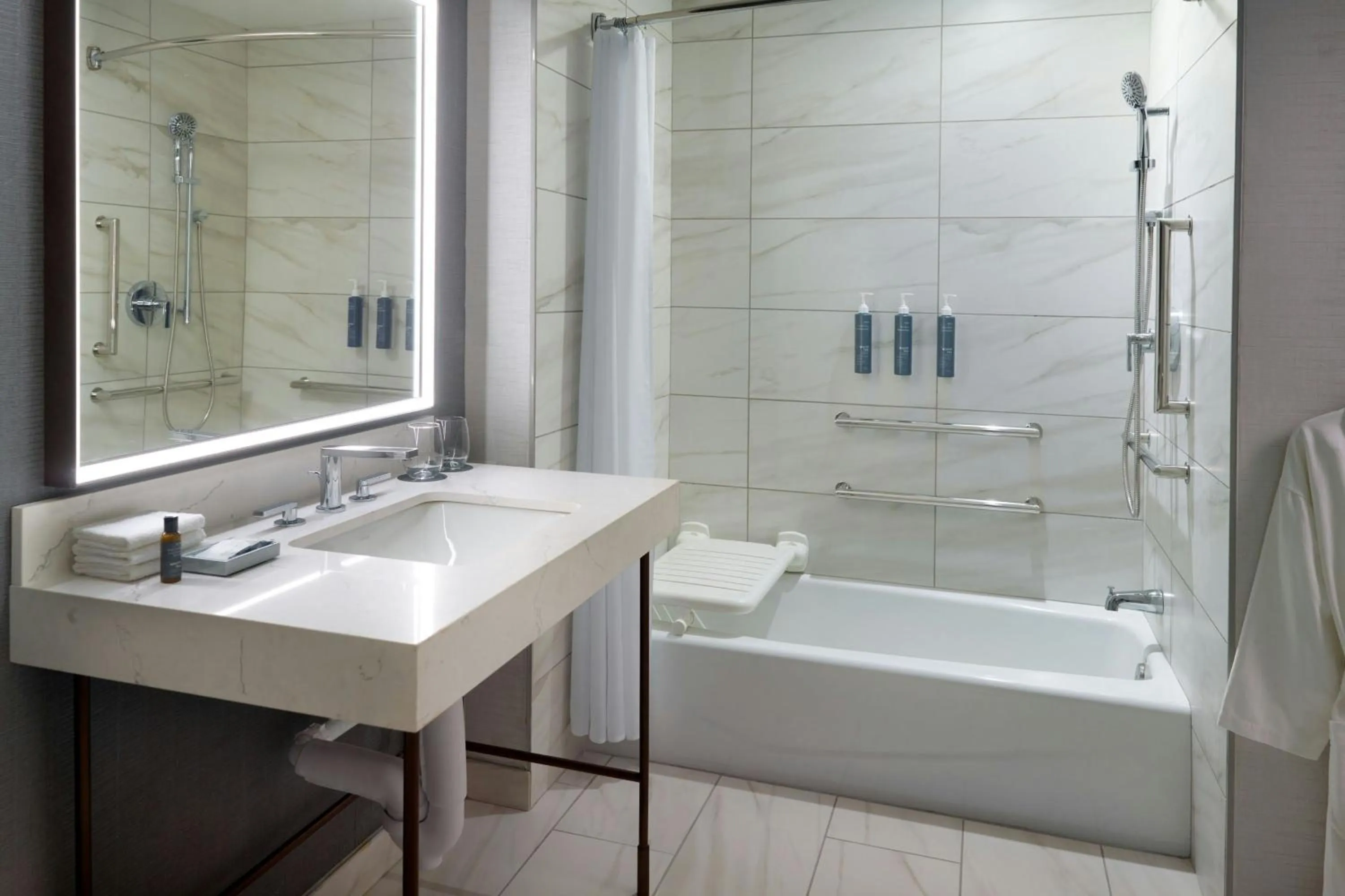 Lounge or bar in The Westin Huntsville