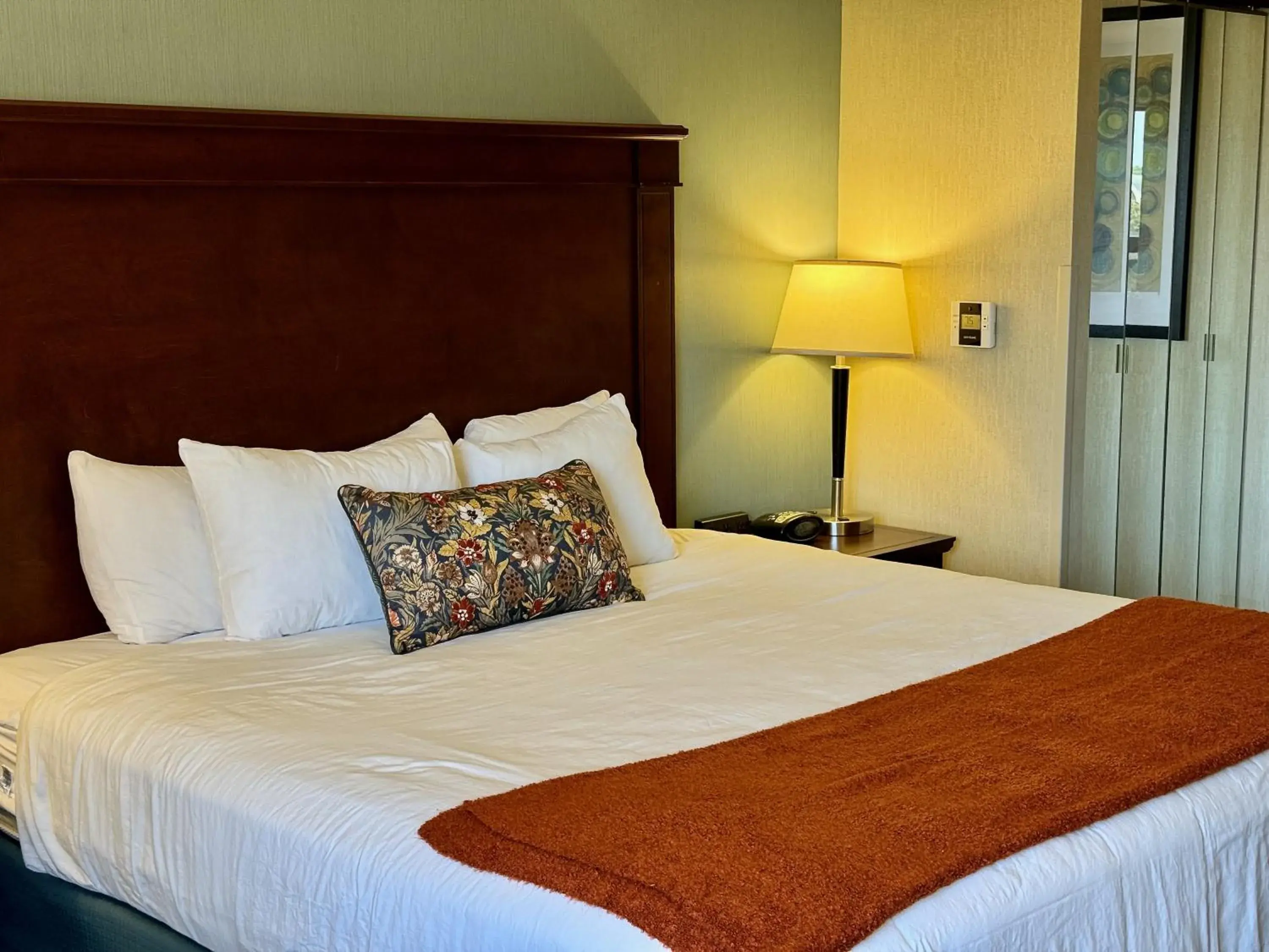 Bed in Troy Inn & Suites Bed in Troy Inn & Suites