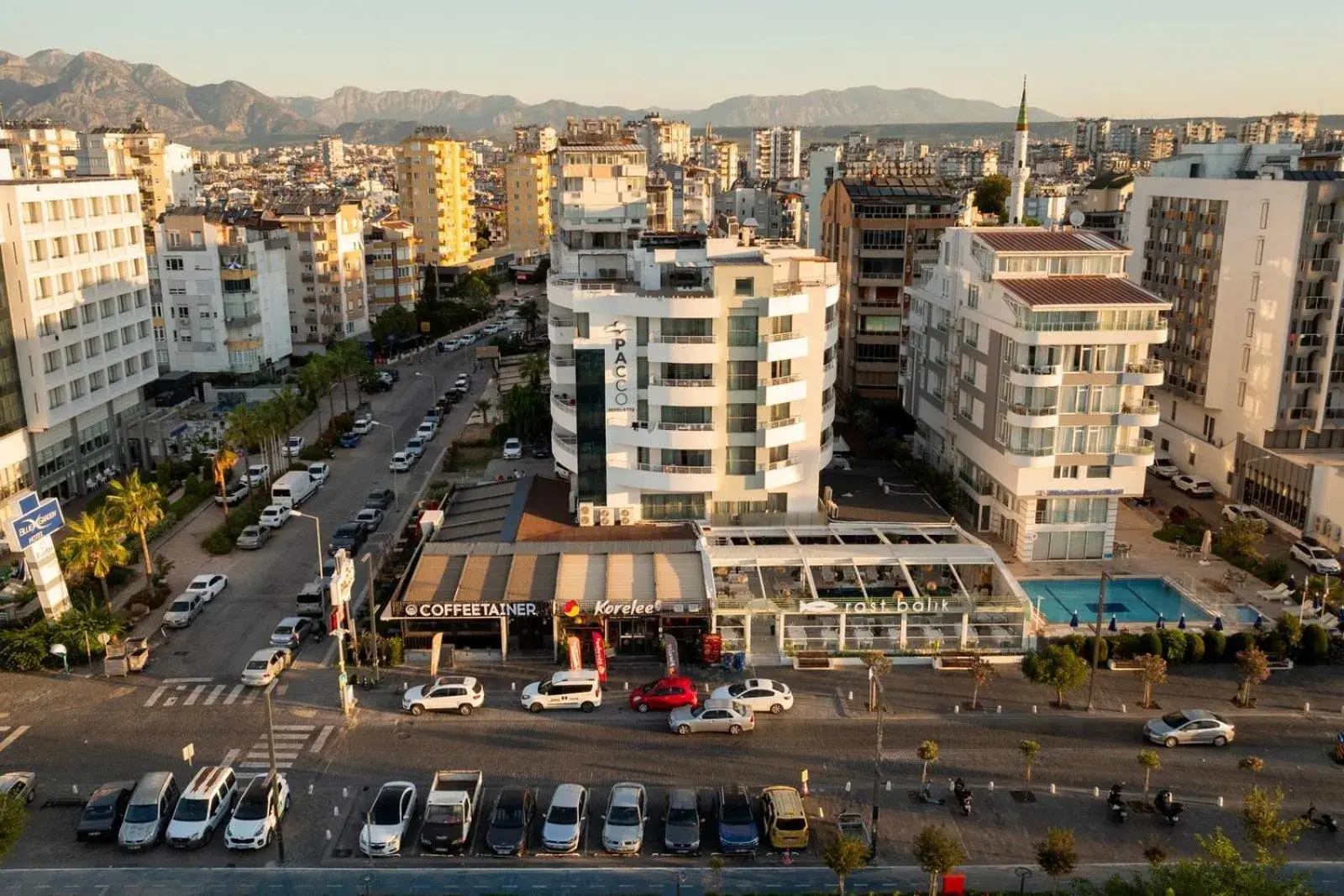 Property building in Reo Hotel Property building in Reo Hotel