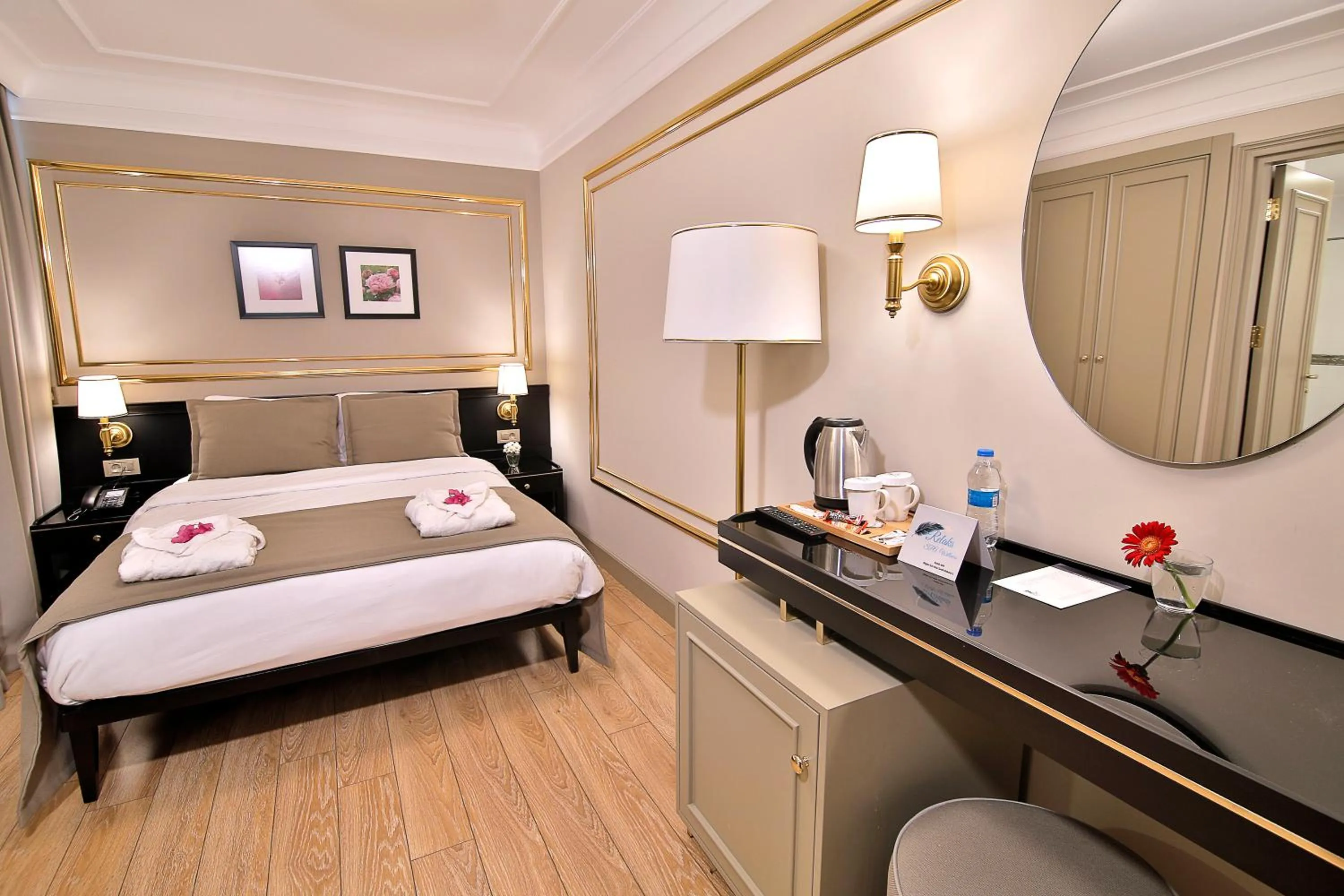 Photo of the whole room, Bed in Reo Hotel