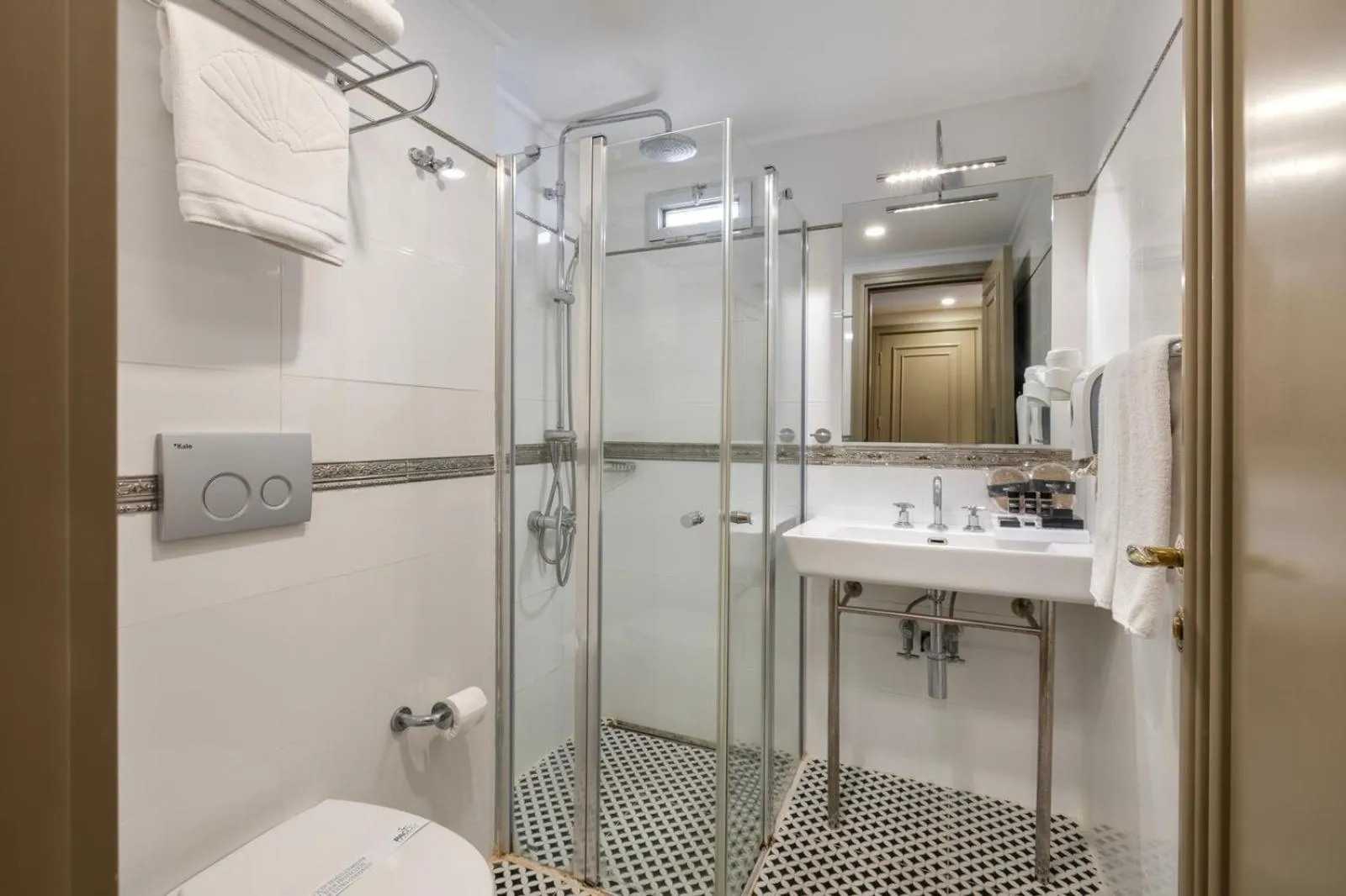 Bathroom in Reo Hotel