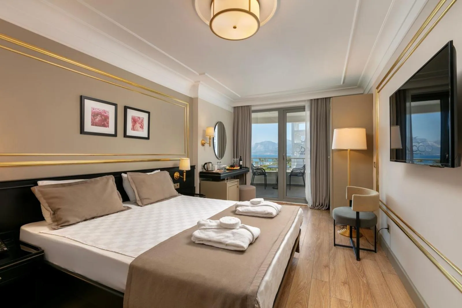 Photo of the whole room, Bed in Reo Hotel