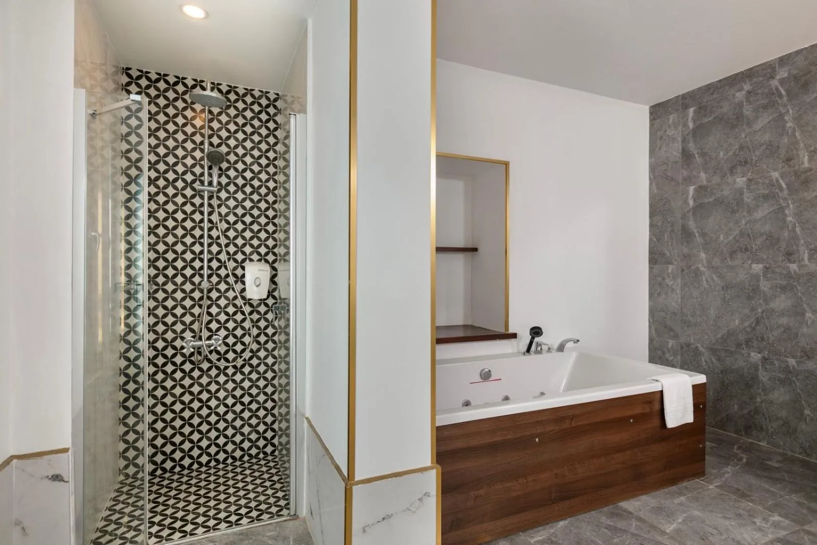 Bathroom in Reo Hotel