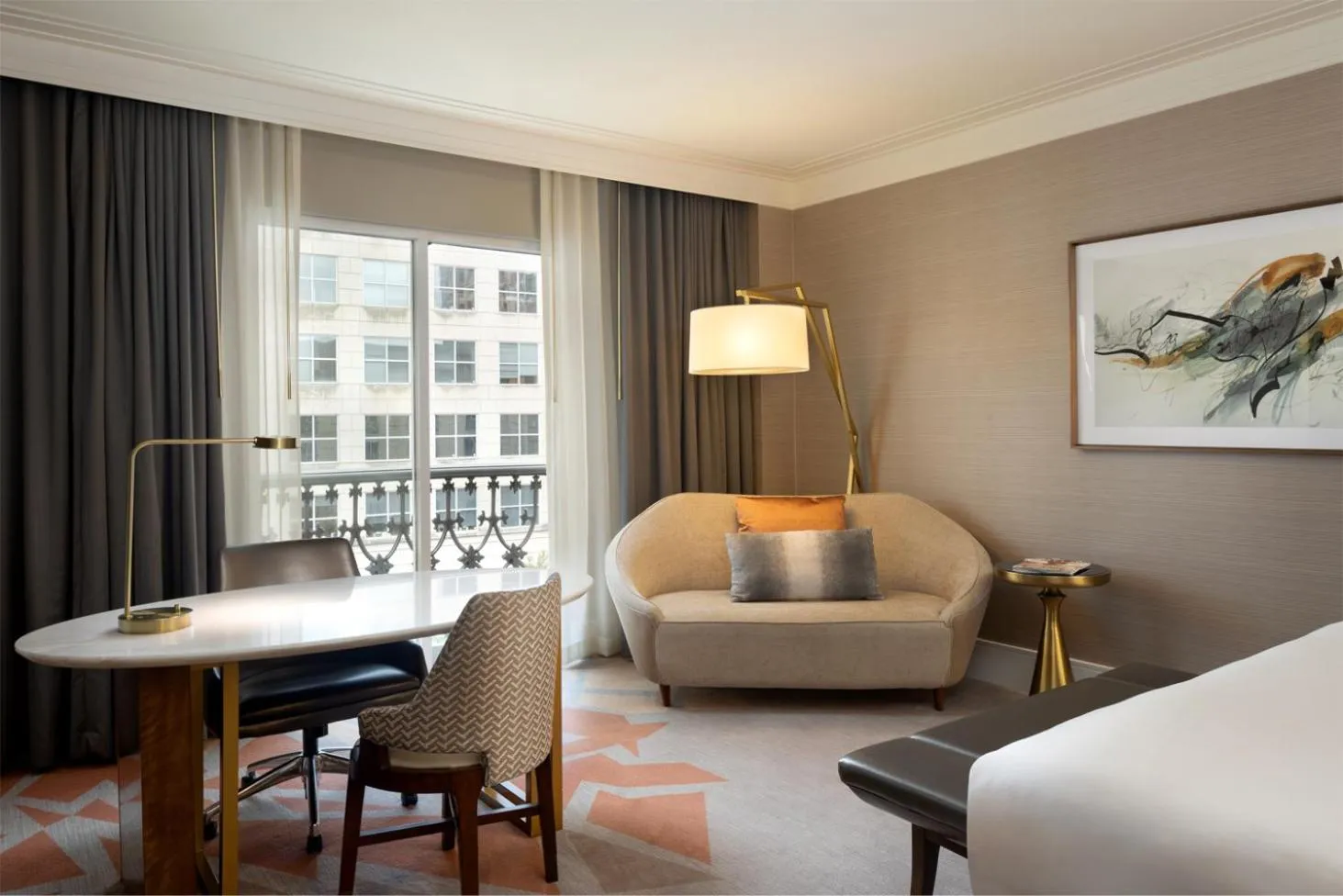 Seating area, Bed in Hotel Crescent Court