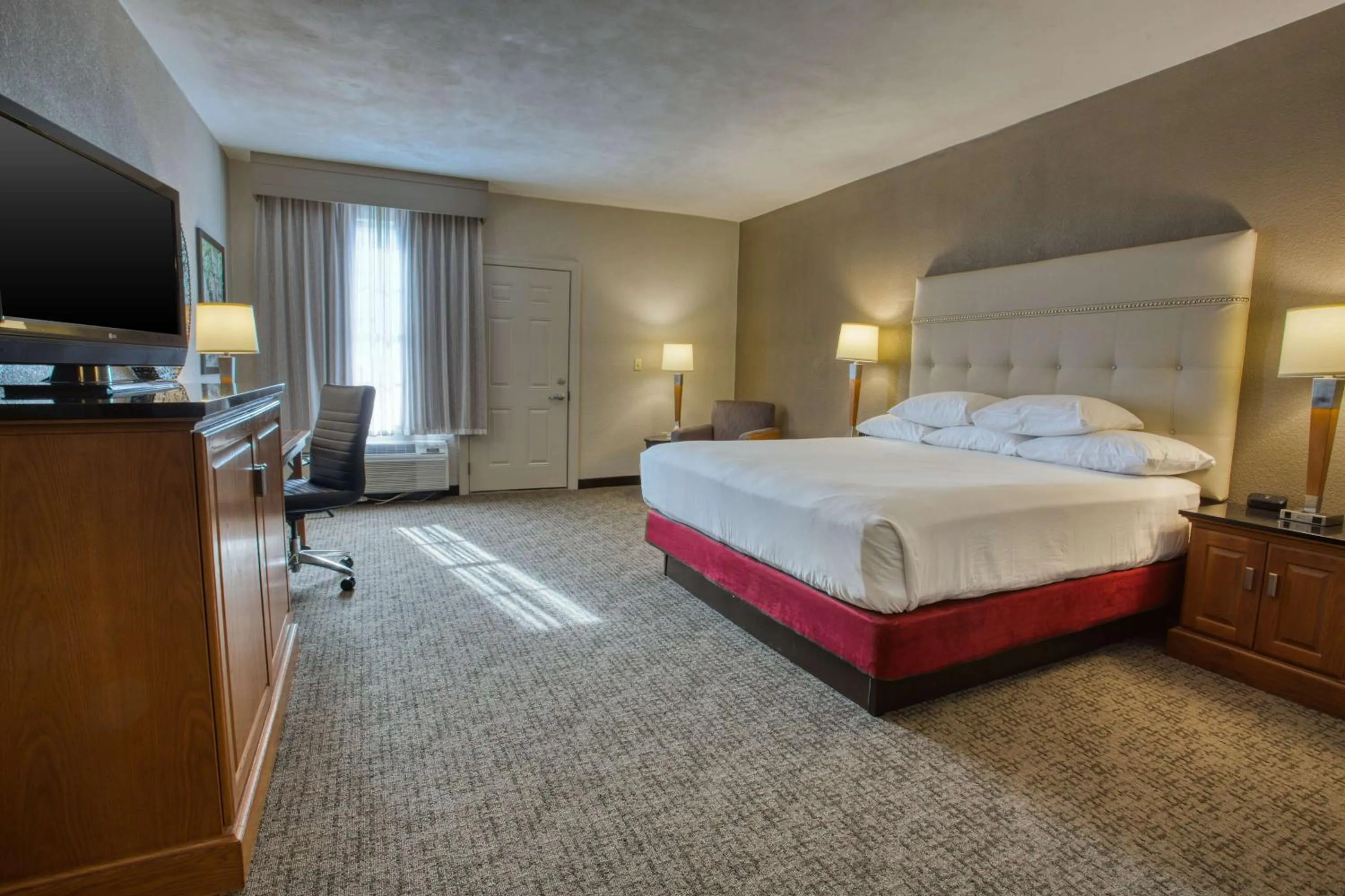 Photo of the whole room, Bed in Drury Inn & Suites San Antonio Near La Cantera