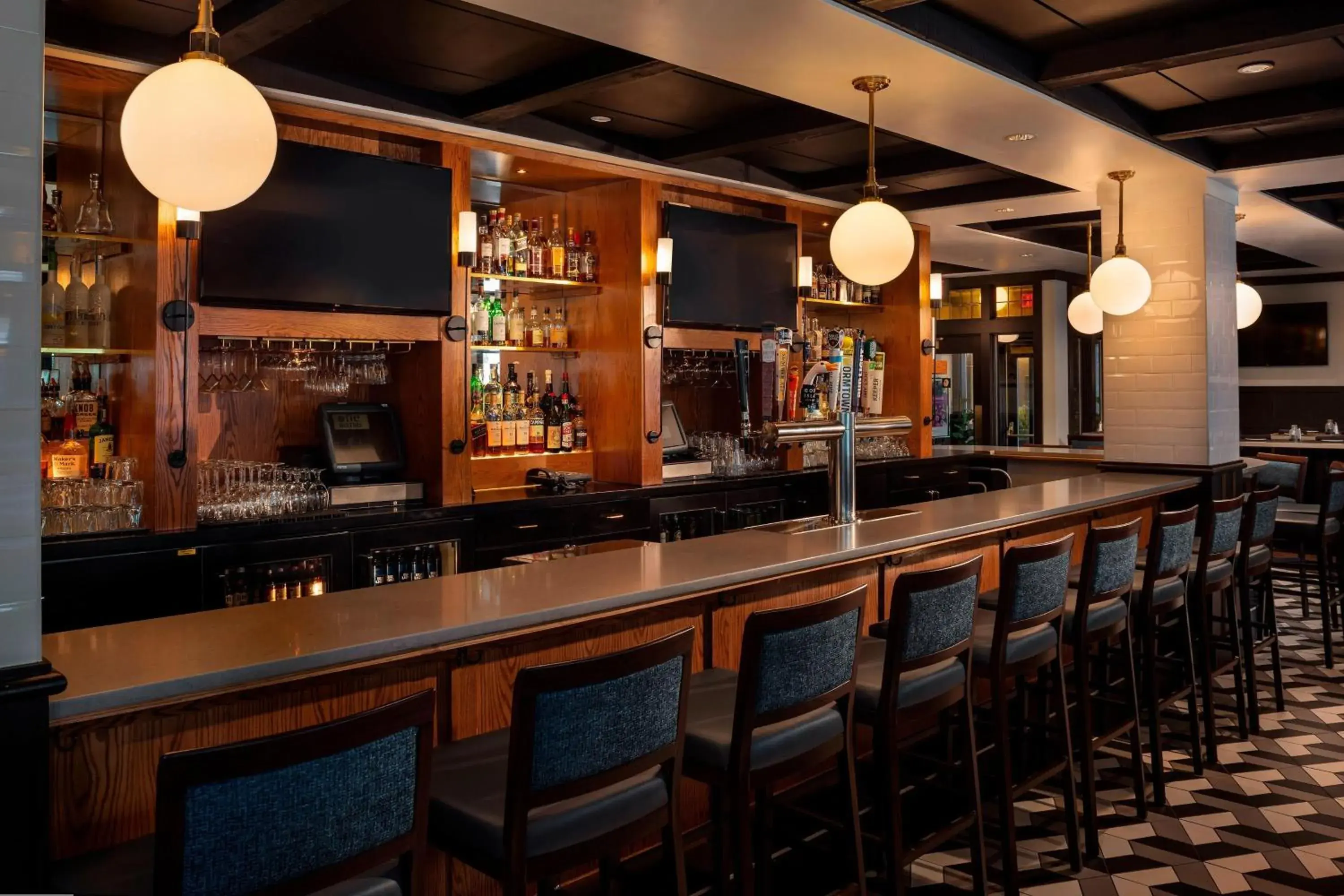 Lounge or bar in Four Points by Sheraton Norwood Conference Center Lounge or bar in Four Points by Sheraton Norwood Conference Center