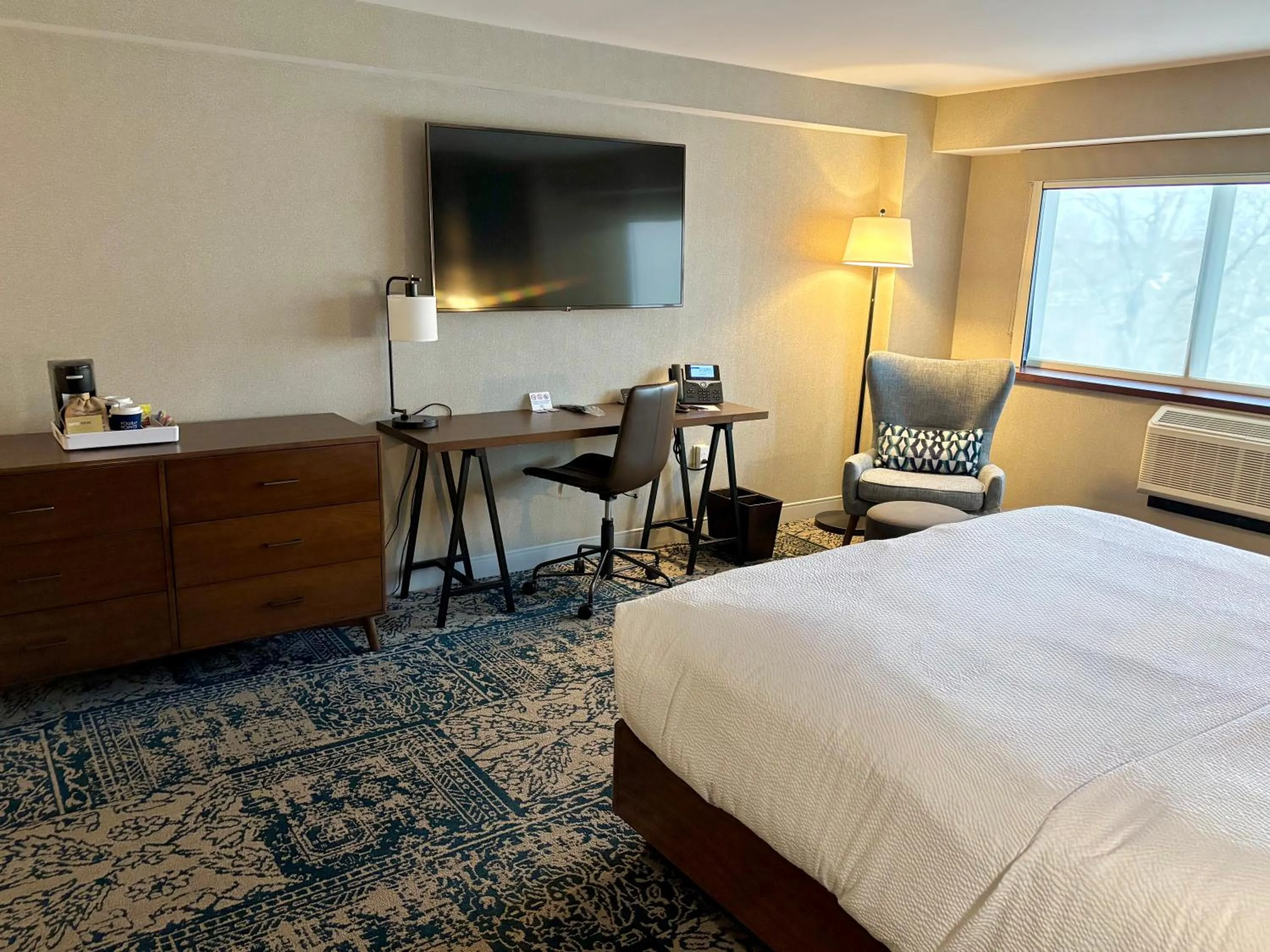 TV and multimedia, Bed in Four Points by Sheraton Norwood Conference Center