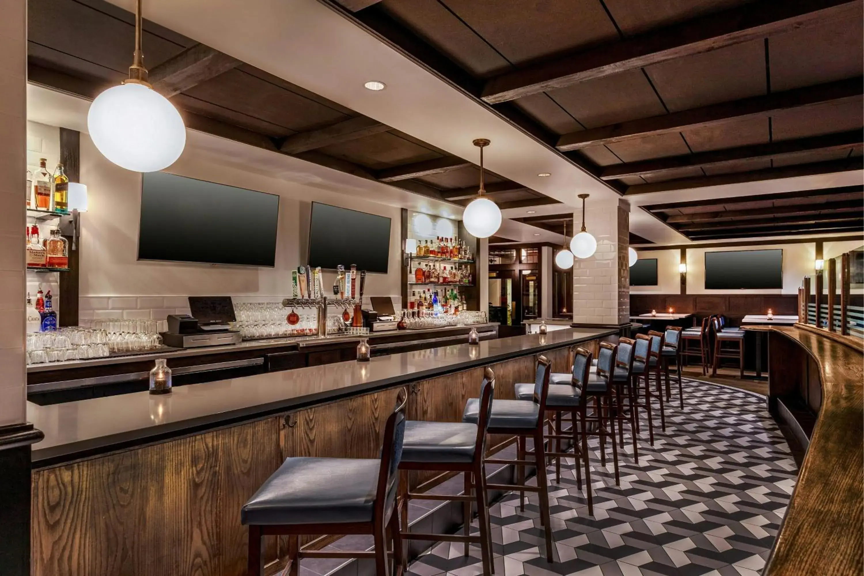 Lounge or bar in Four Points by Sheraton Norwood Conference Center Lounge or bar in Four Points by Sheraton Norwood Conference Center