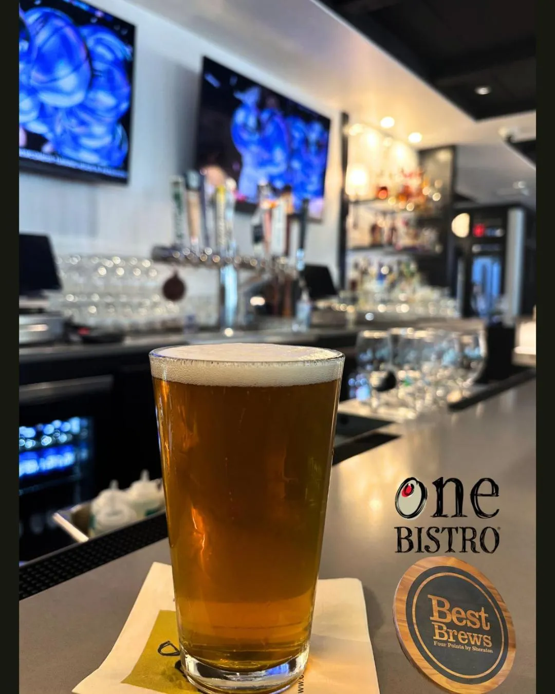 Lounge or bar in Four Points by Sheraton Norwood Conference Center