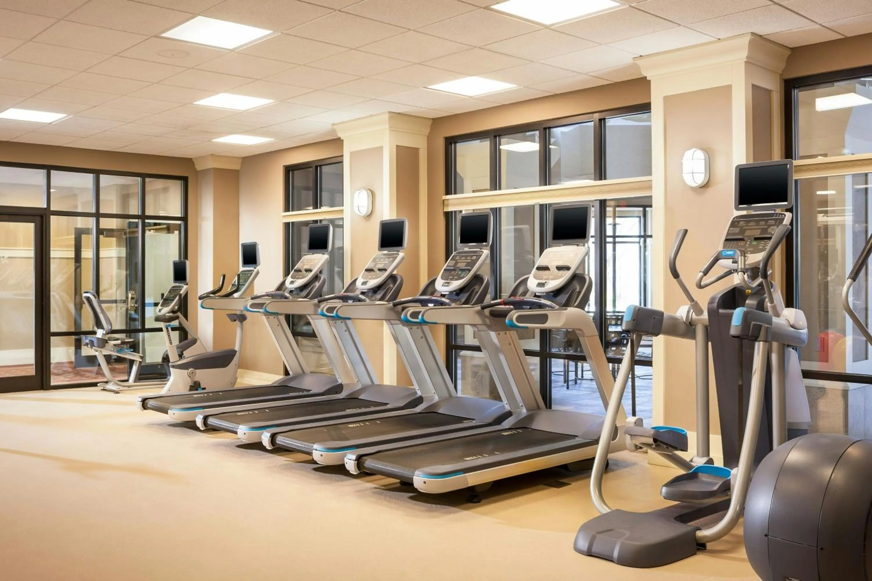 Fitness centre/facilities in Four Points by Sheraton Norwood Conference Center
