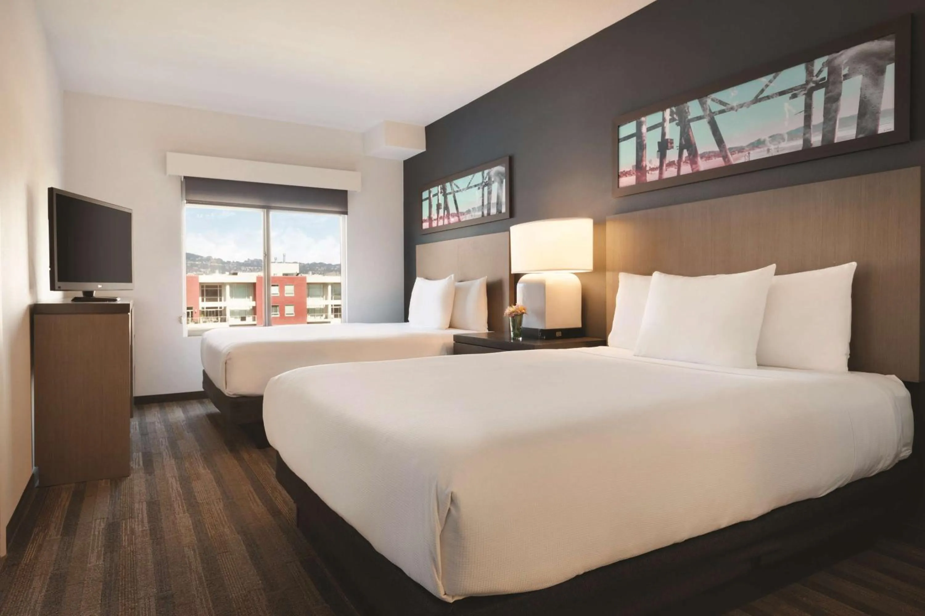 Photo of the whole room, Bed in Hyatt House Emeryville