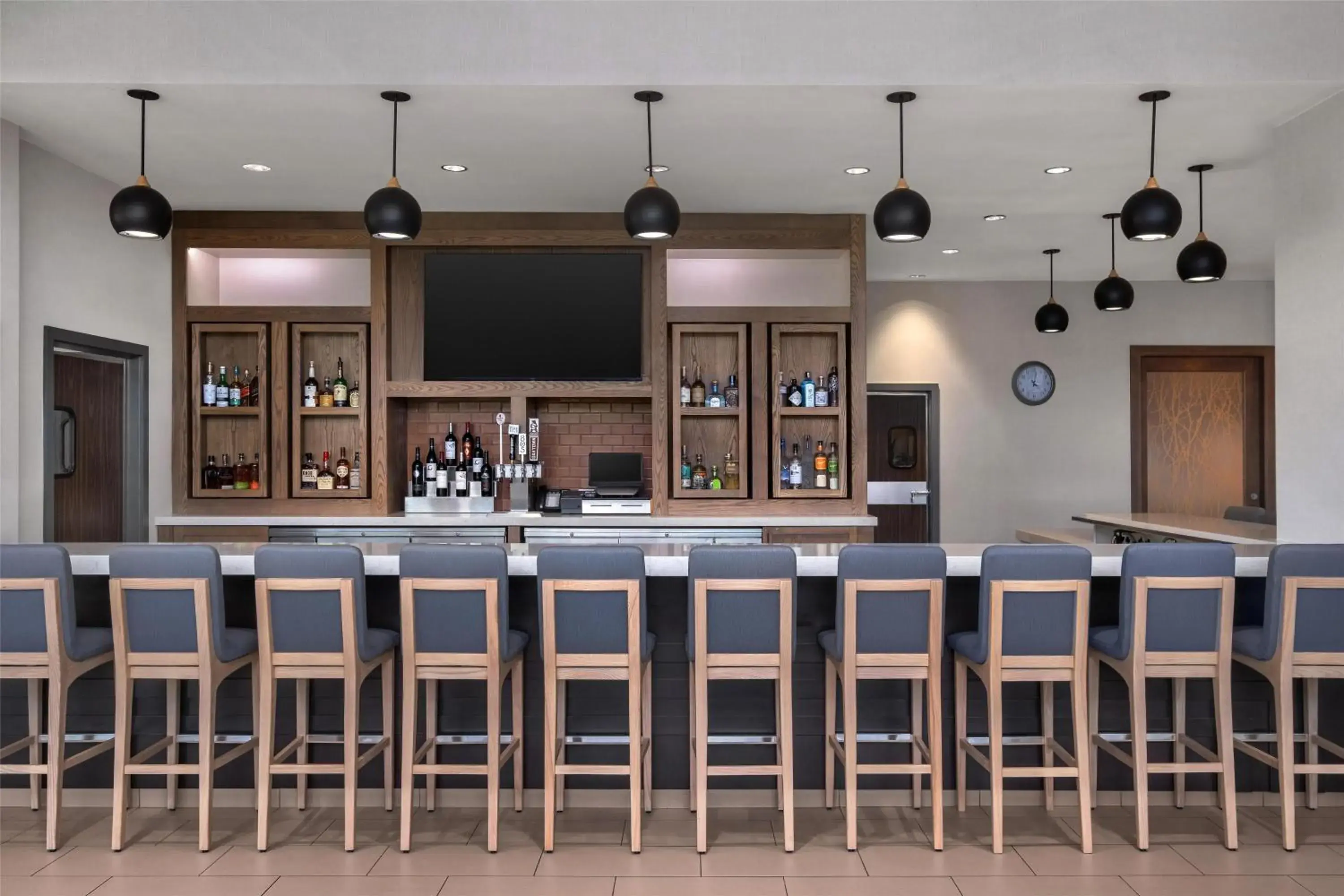 Lounge or bar in Hyatt House Emeryville Lounge or bar in Hyatt House Emeryville