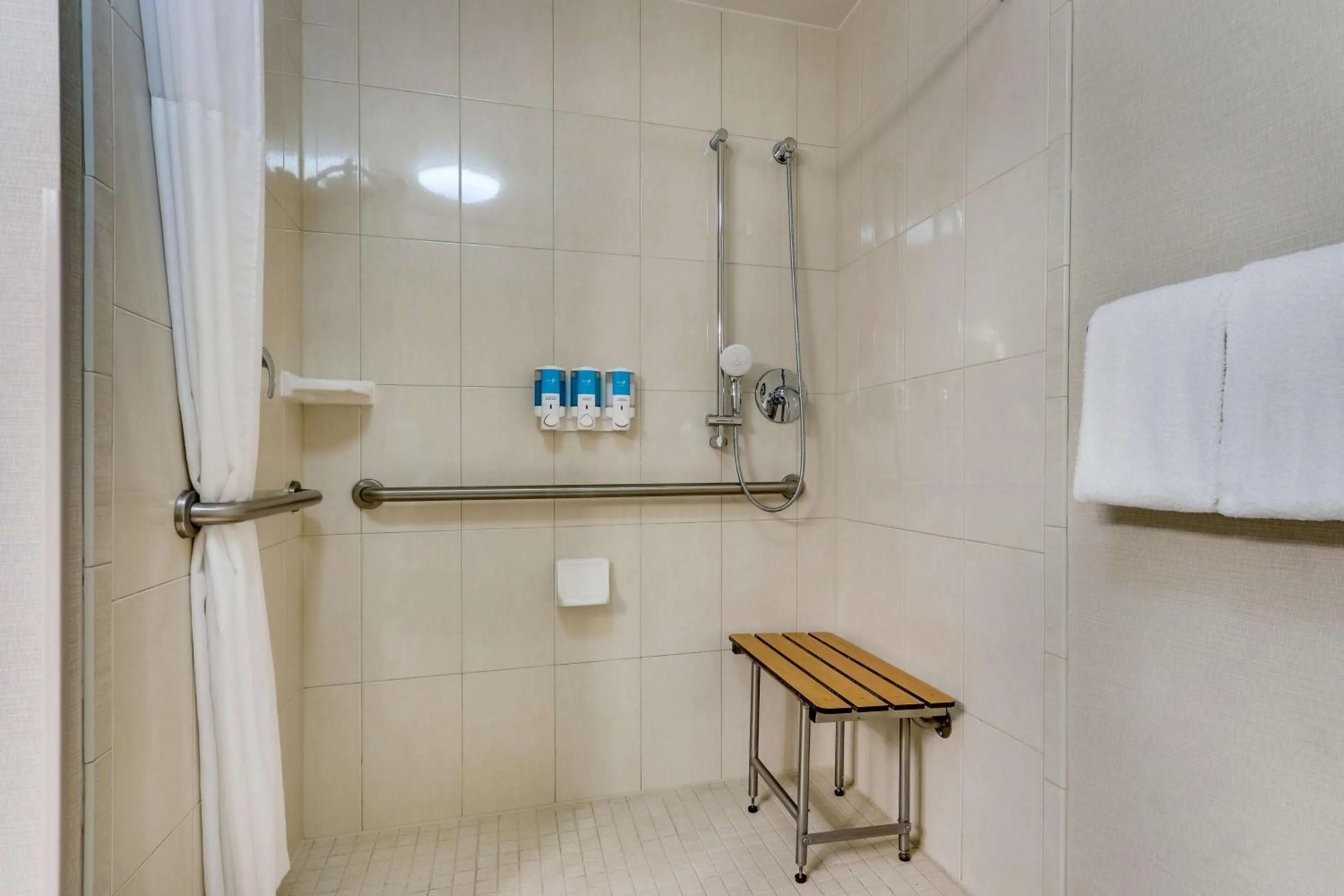 Bathroom in Drury Inn & Suites Orlando near Universal Orlando Resort