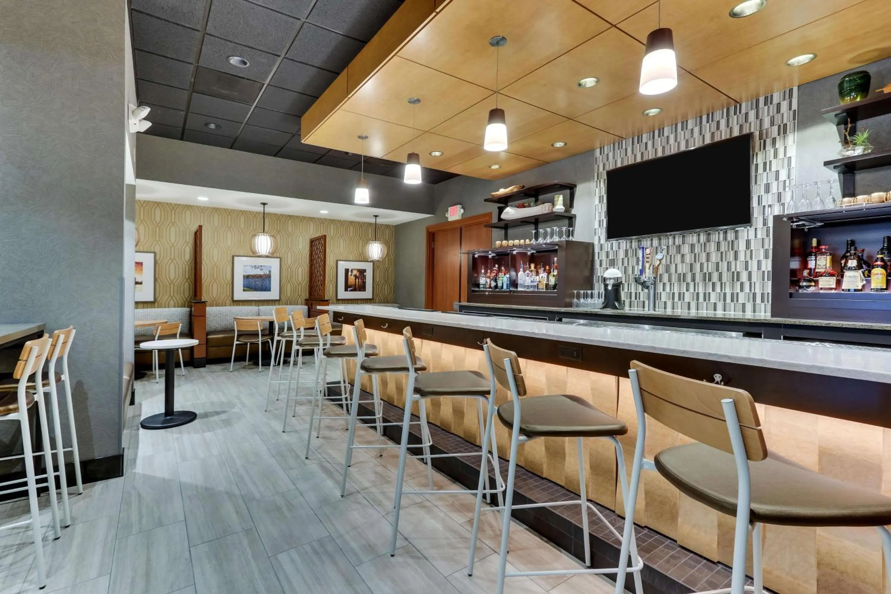 Lounge or bar in Drury Inn & Suites Orlando near Universal Orlando Resort