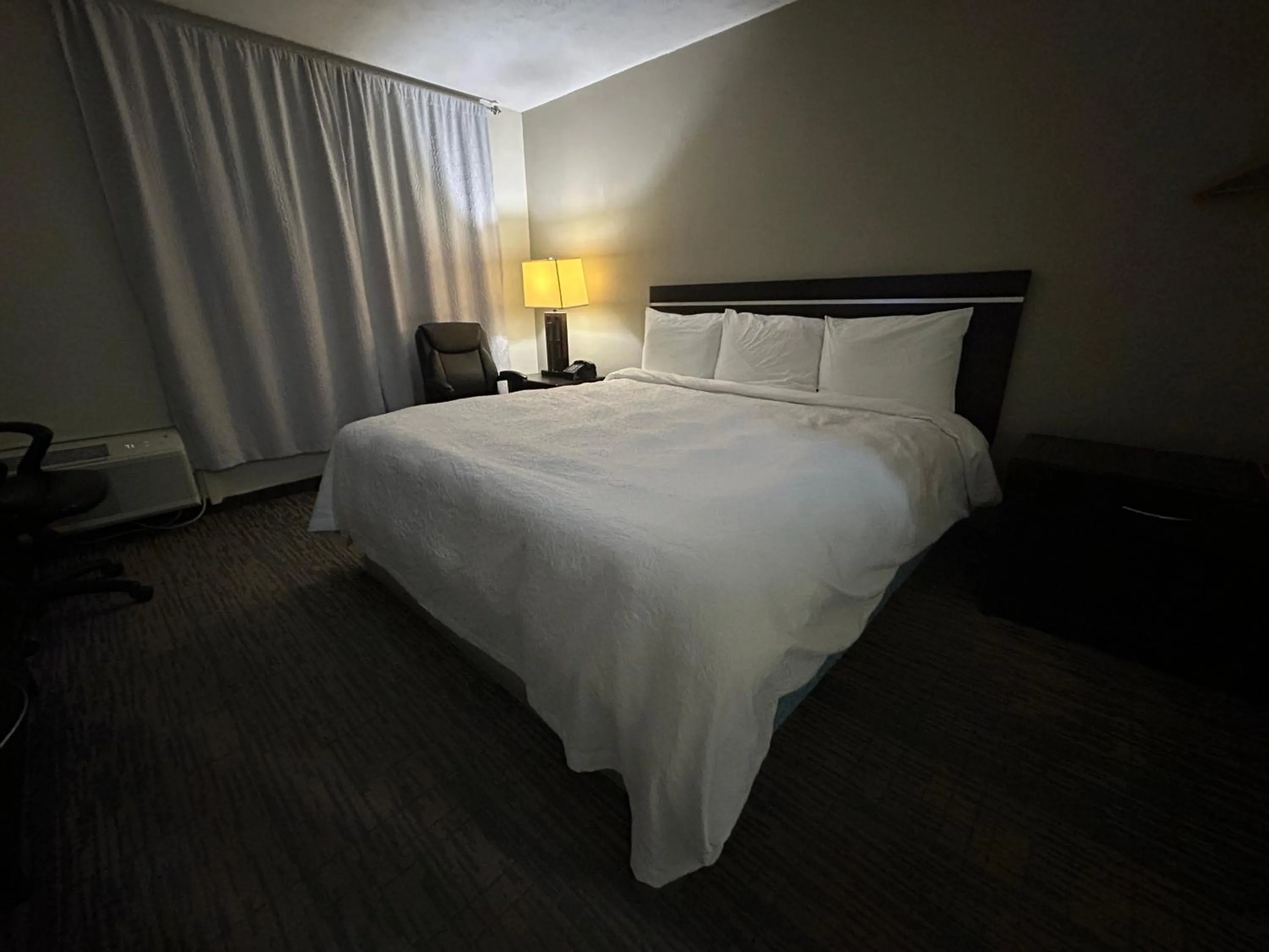 Bedroom, Bed in Gateaway Motel Broken Bow NE