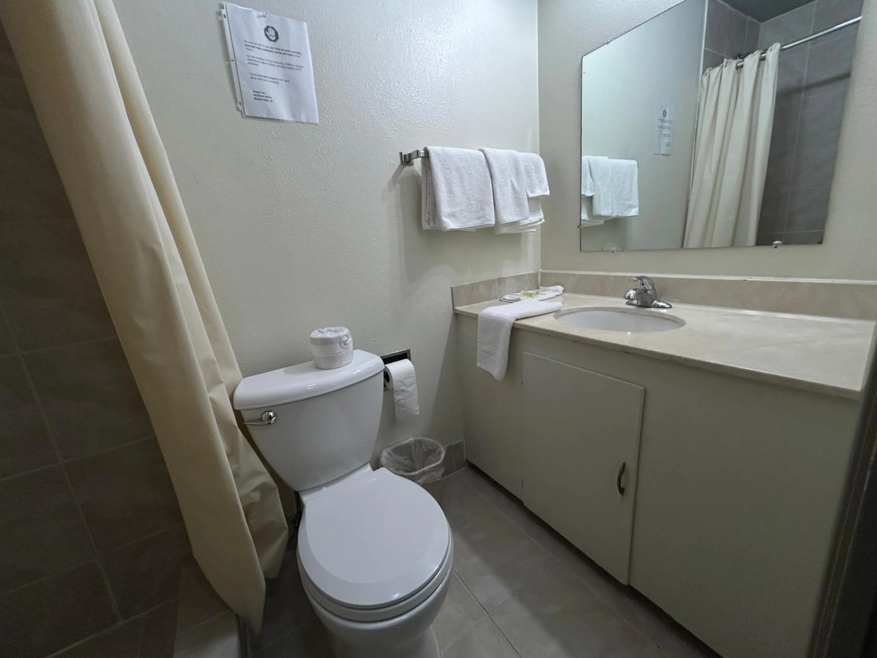 Bathroom in Gateaway Motel Broken Bow NE
