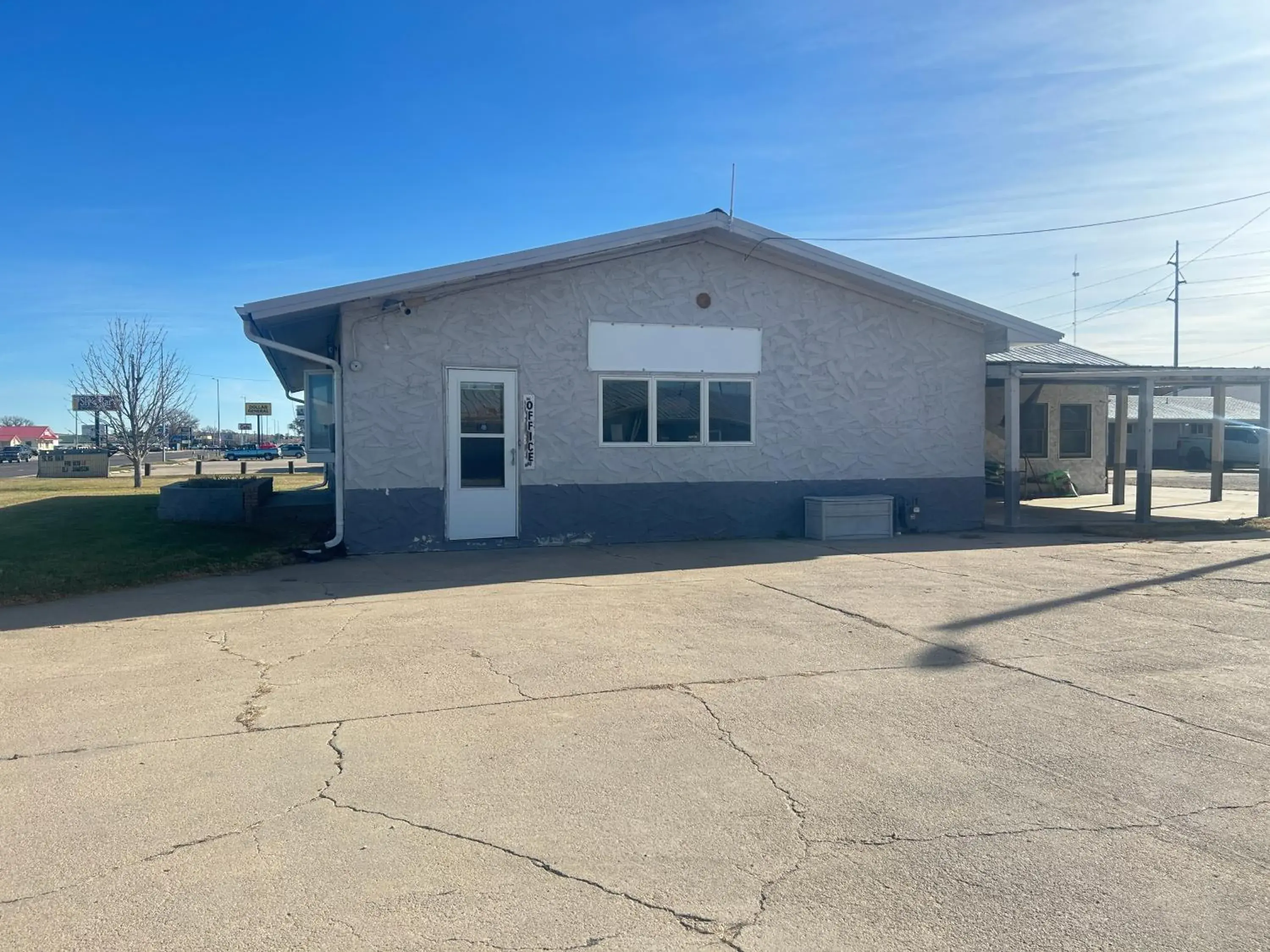 Property building in Gateaway Motel Broken Bow NE Property building in Gateaway Motel Broken Bow NE