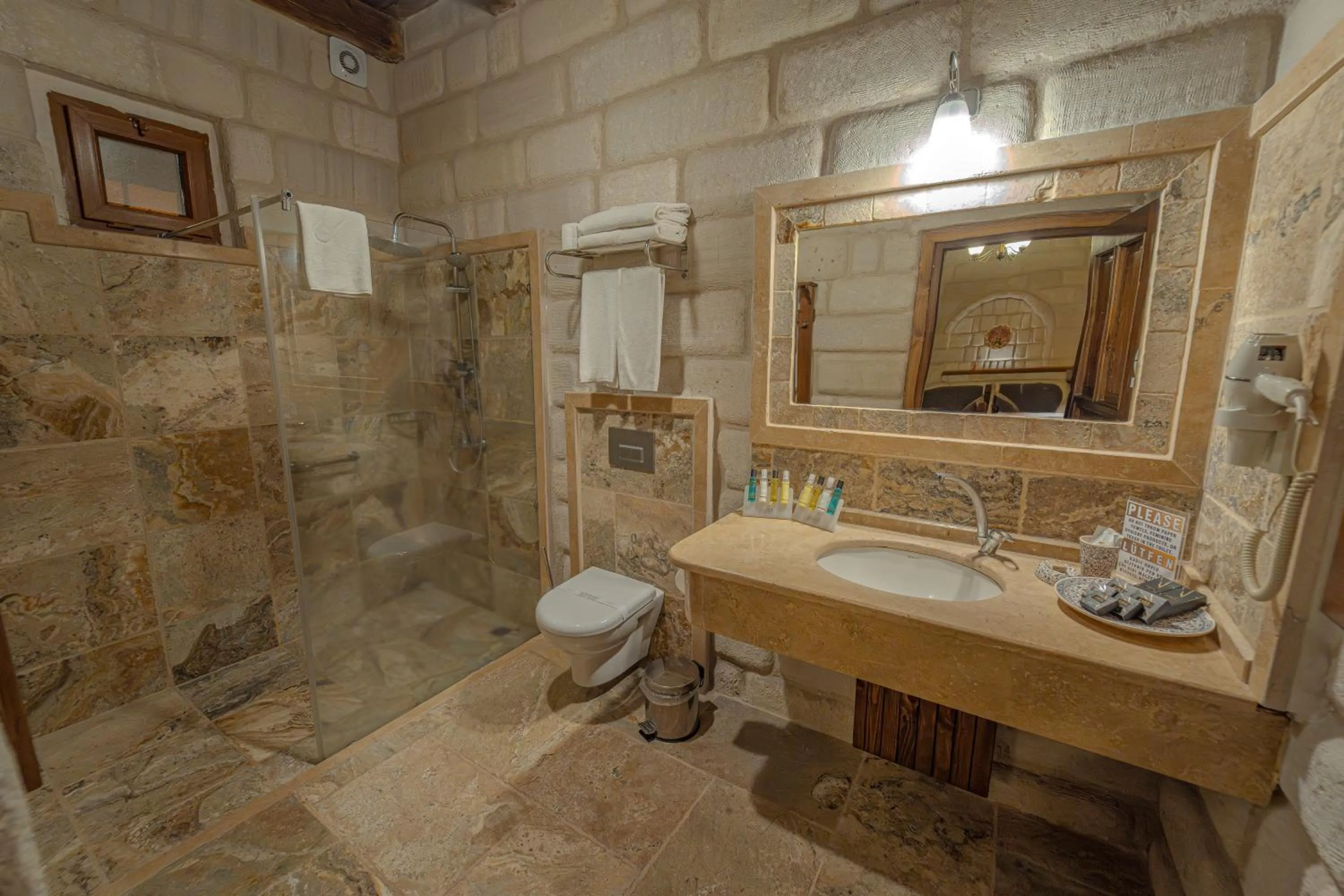 Toilet in Zara Cave Hotel