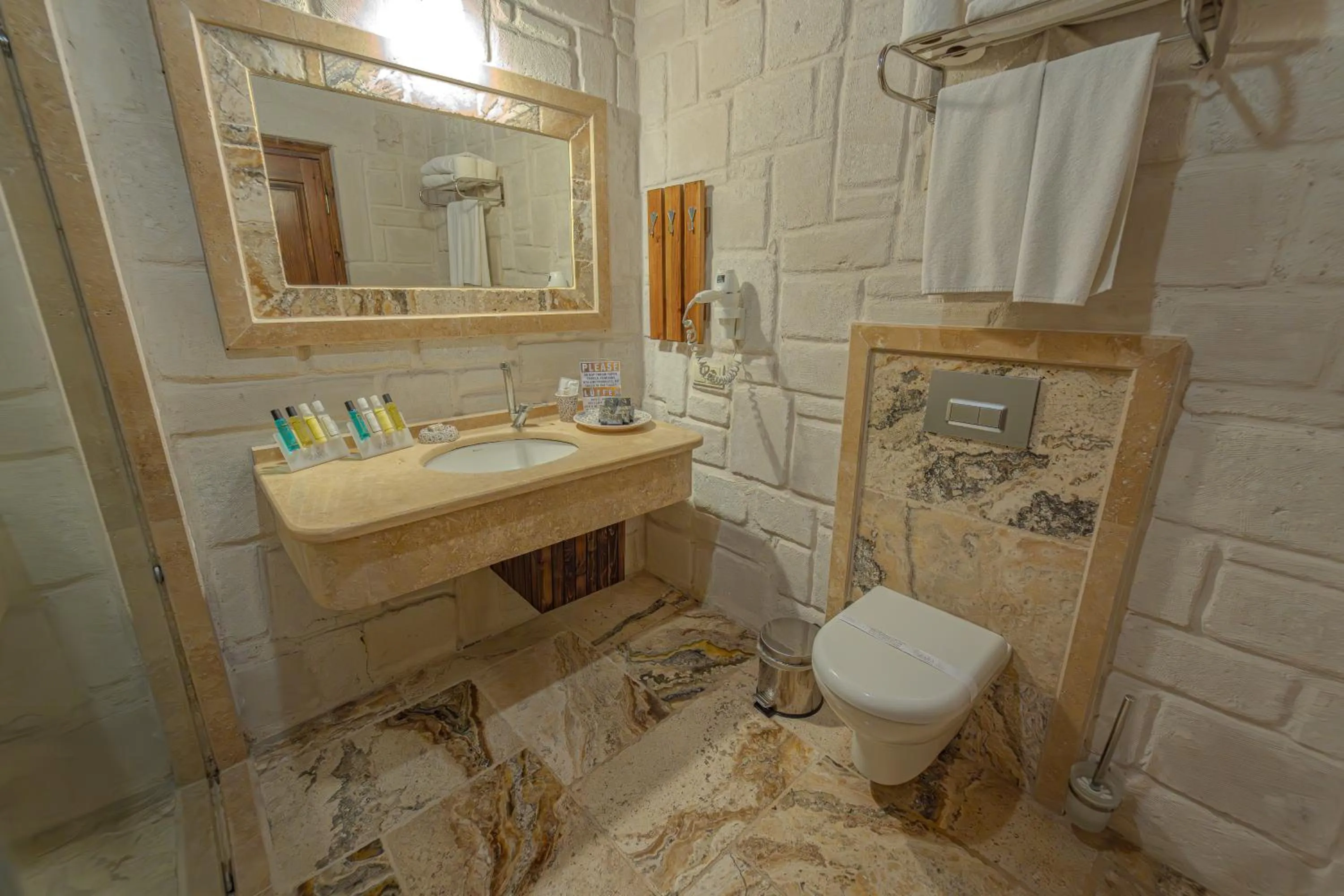 Toilet in Zara Cave Hotel