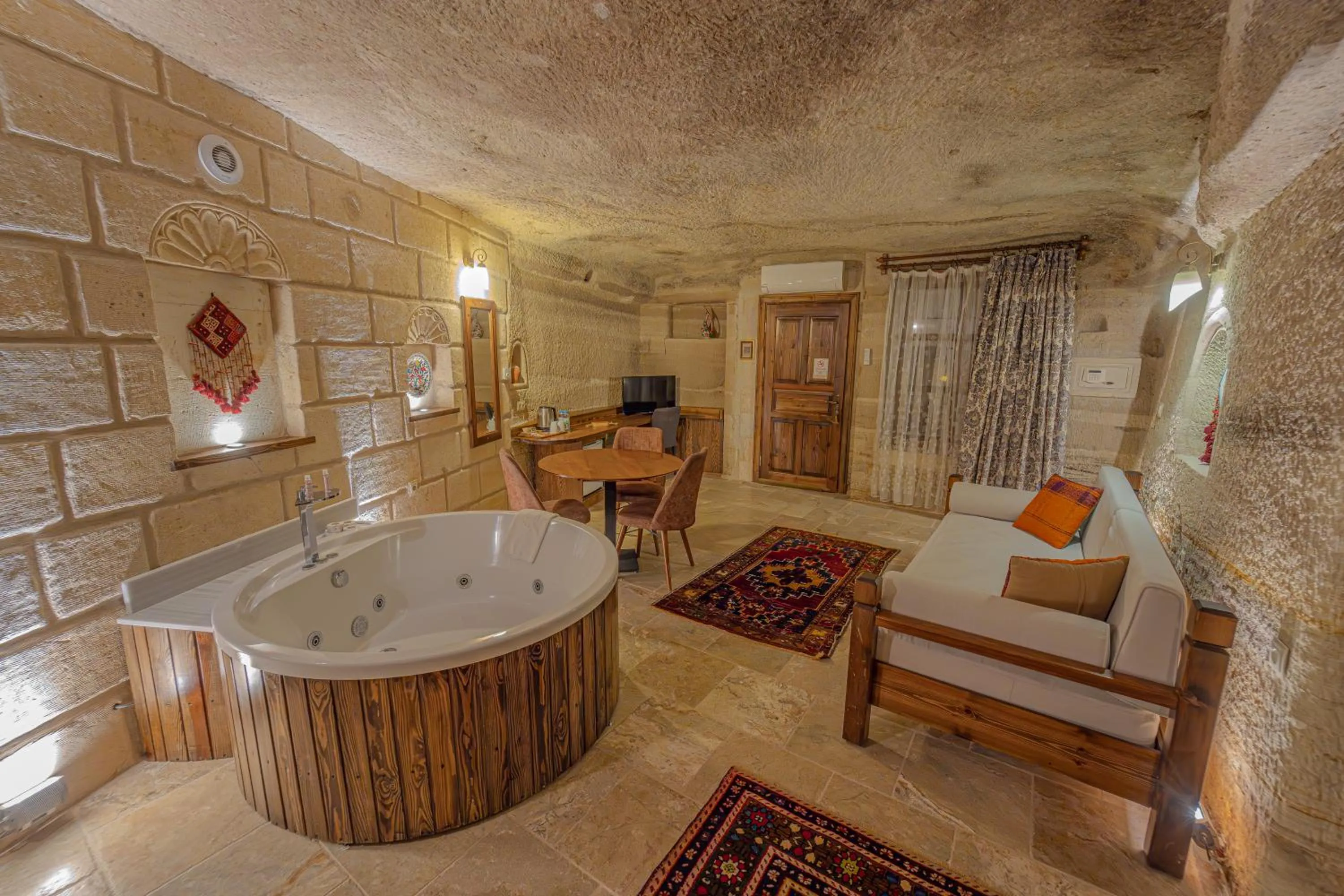 Hot Tub in Zara Cave Hotel