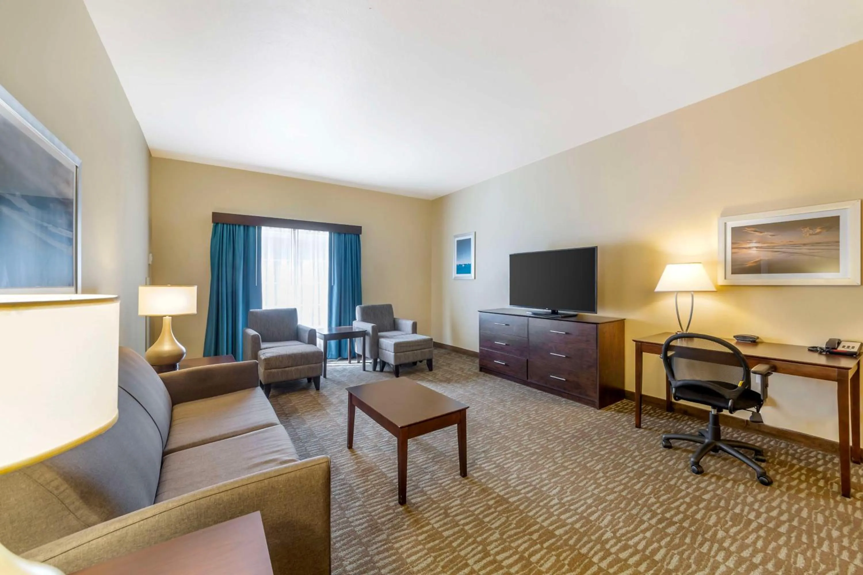 Bedroom in Best Western Naples Plaza Hotel