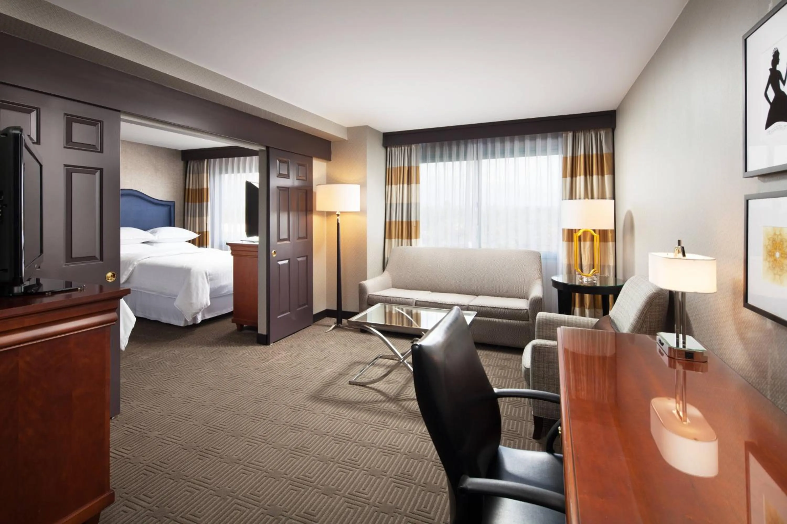 Bedroom, Bed in Sheraton Fairplex Suites & Conference Center