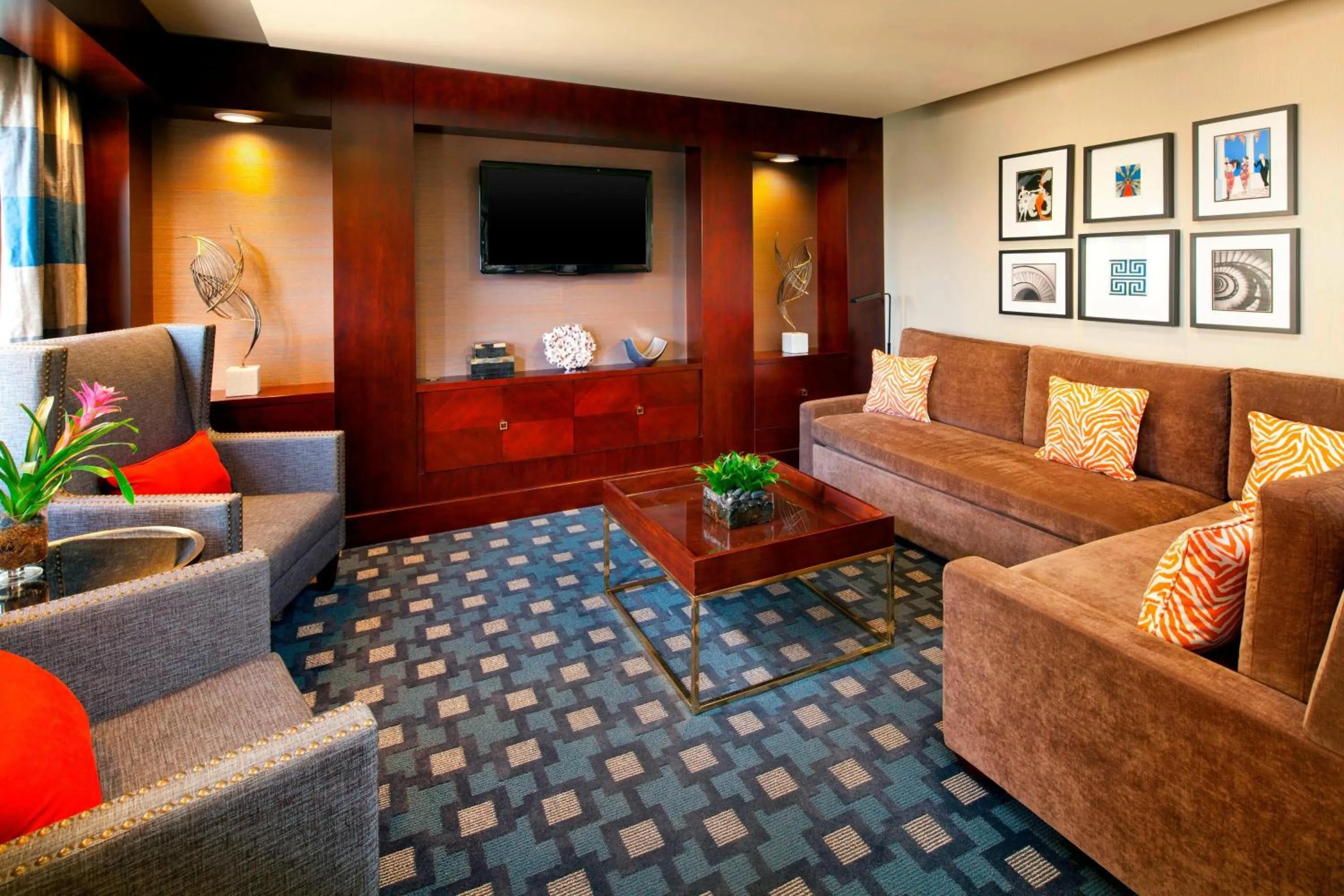 Lounge or bar in Sheraton Fairplex Suites & Conference Center