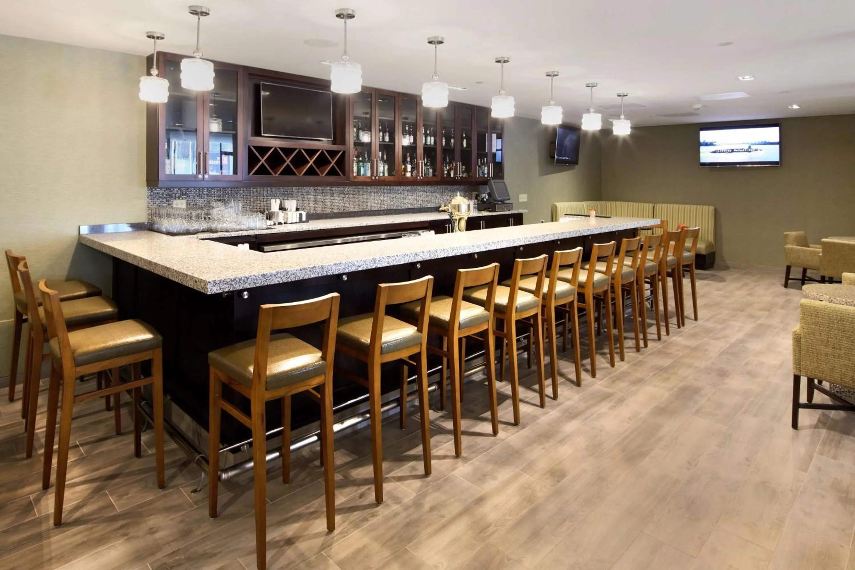 Restaurant/places to eat in Hilton Garden Inn Reagan National Airport