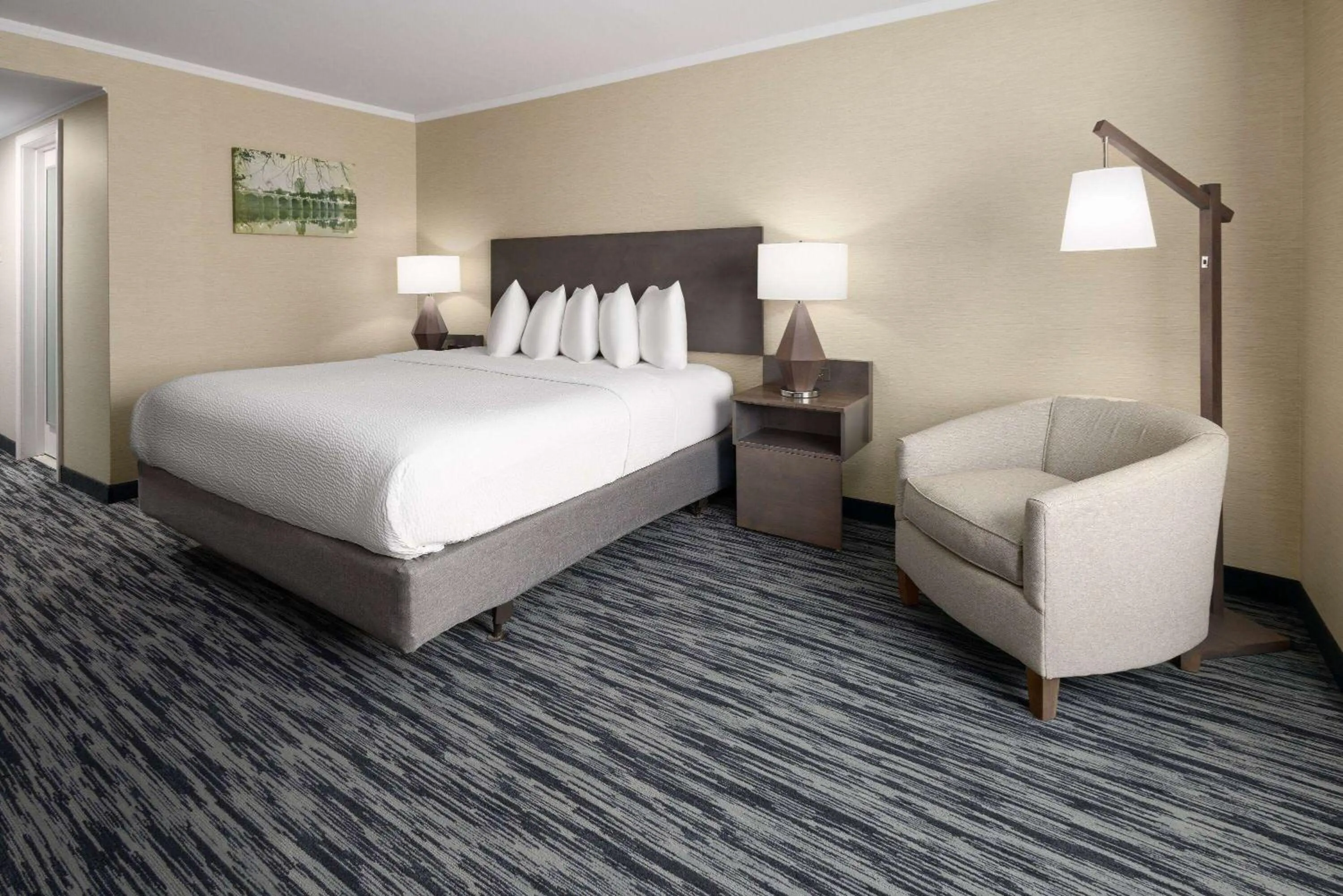Photo of the whole room, Bed in Penn Harris Hotel Harrisburg, Trademark by Wyndham