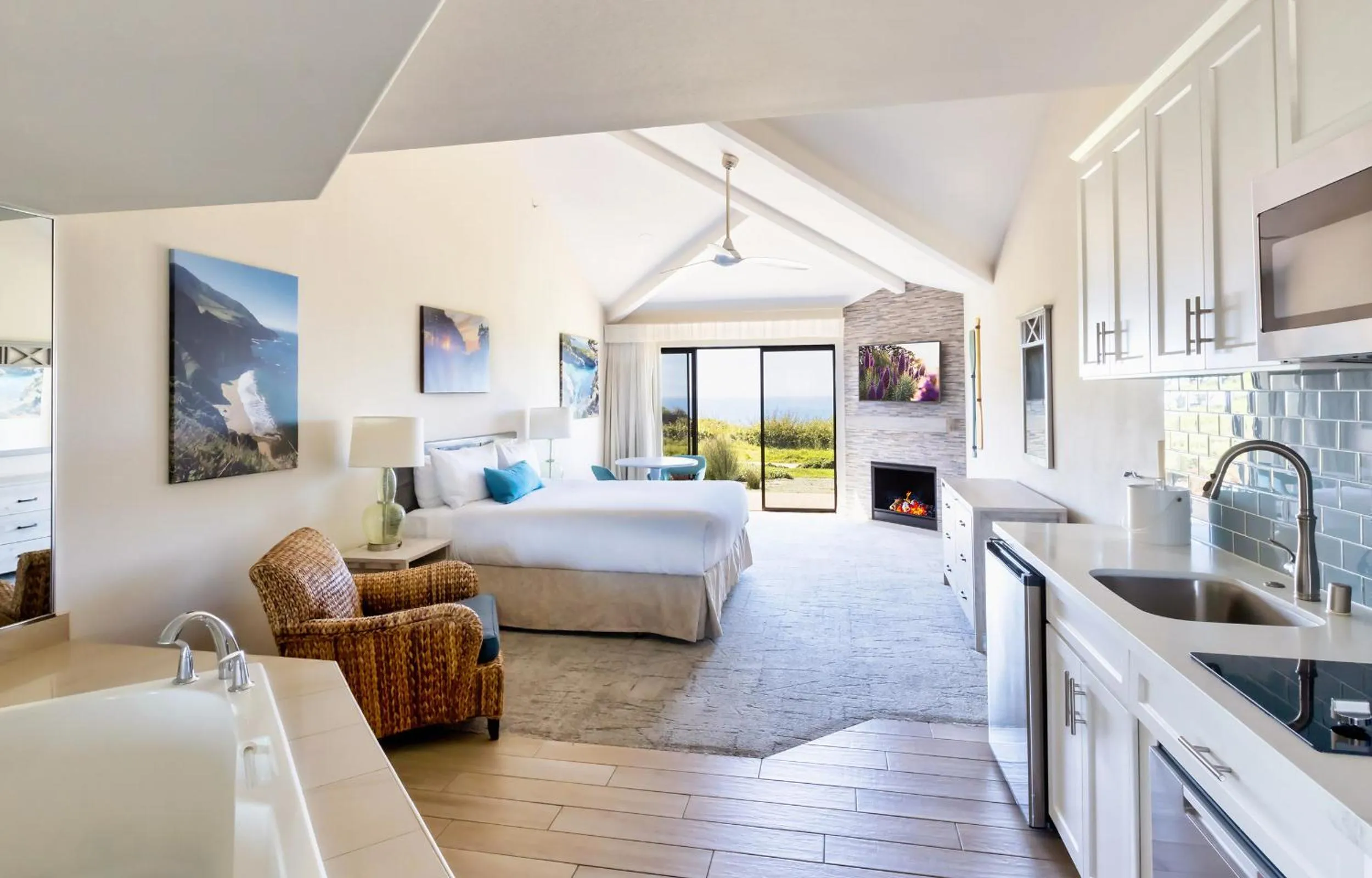 Patio, Bed in Seascape Beach Resort
