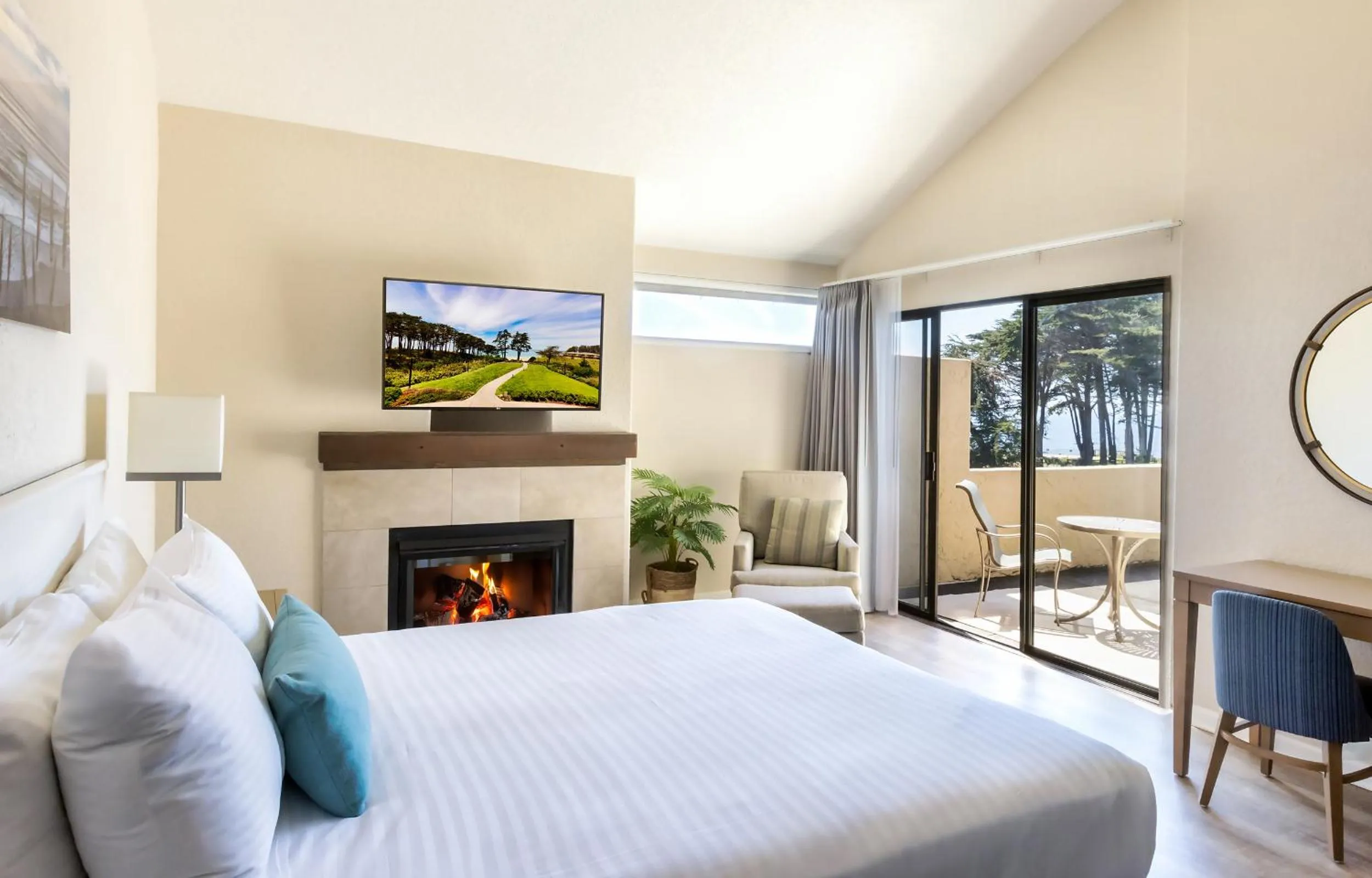 Patio, Bed in Seascape Beach Resort