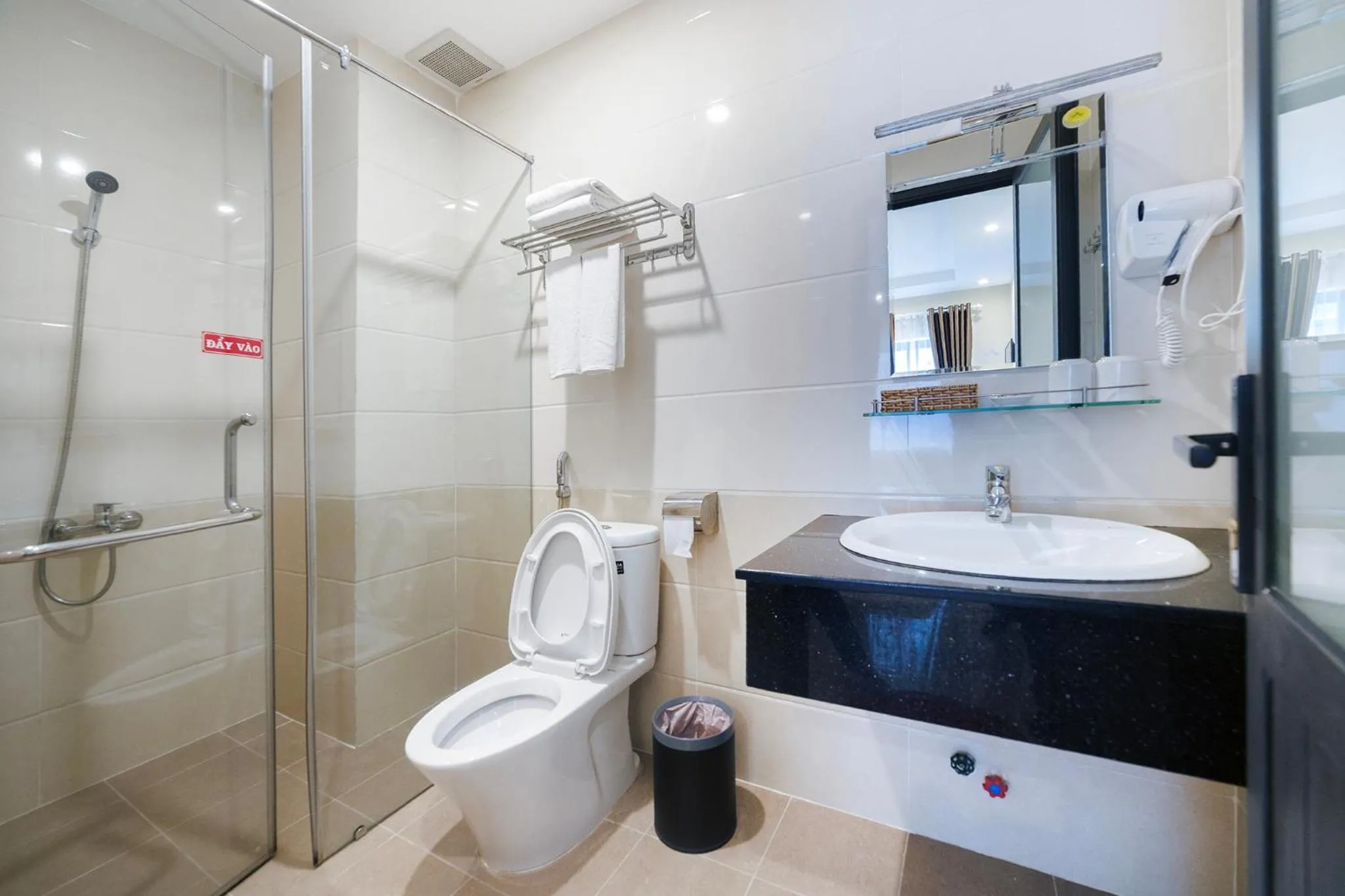 Shower in Huyền 179