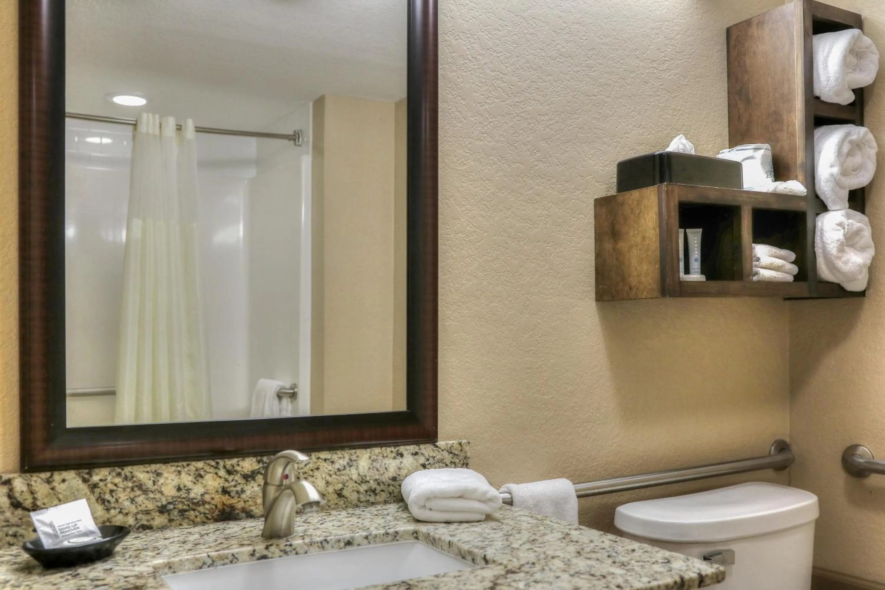 Shower in Greystone Lodge on the River