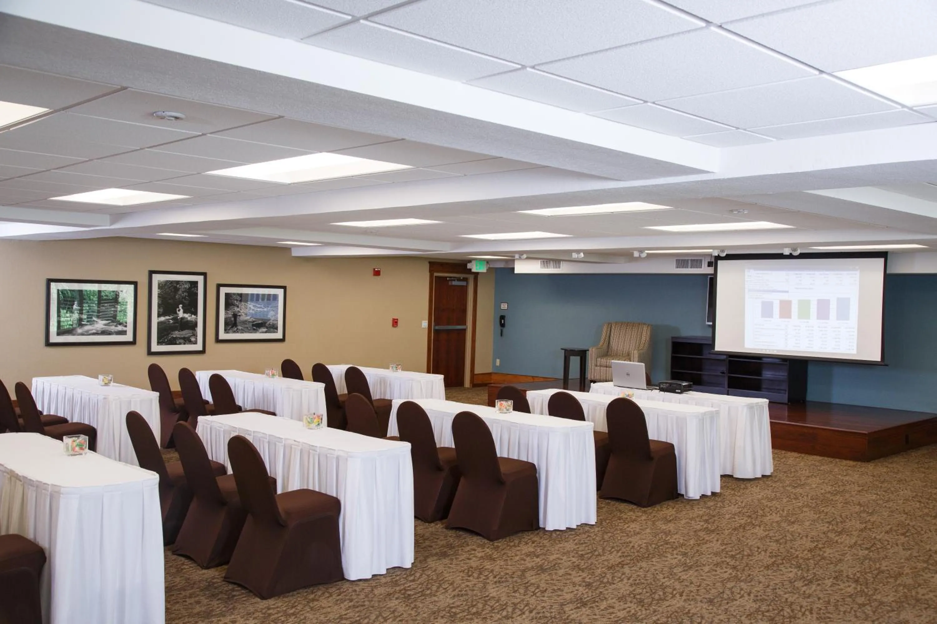Meeting/conference room in Greystone Lodge on the River