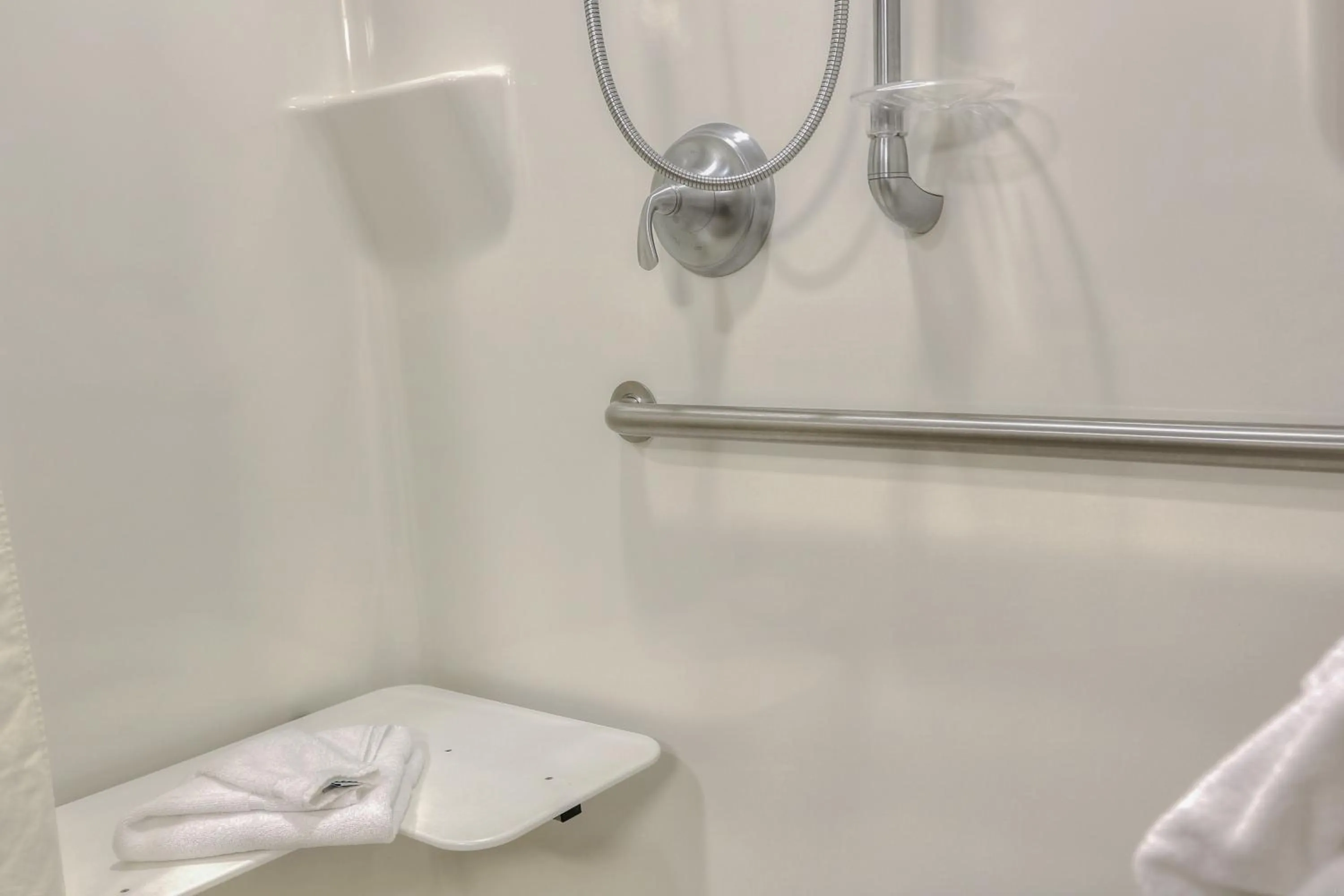 Shower in Greystone Lodge on the River