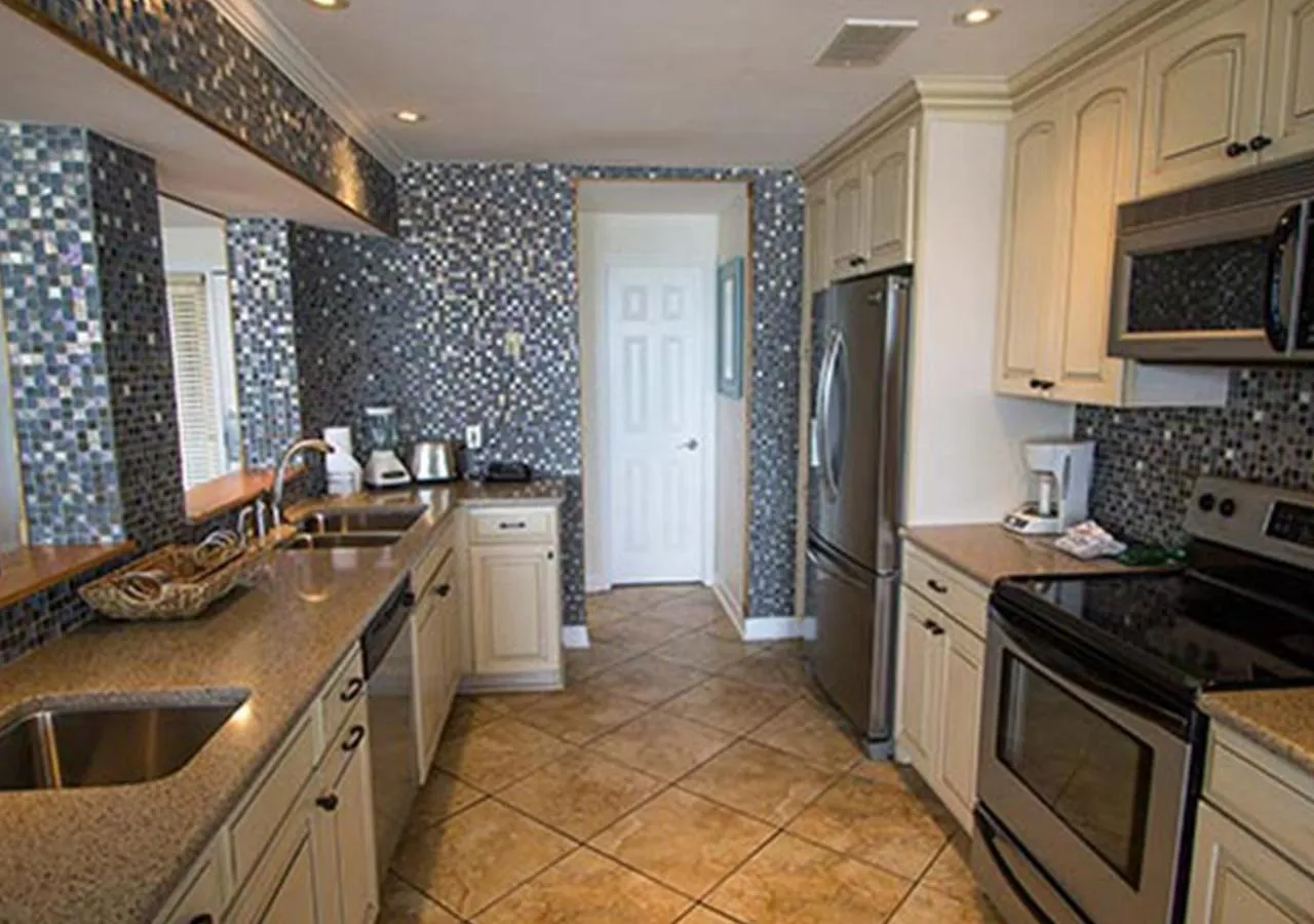 Kitchen or kitchenette in Villas Of Amelia Island