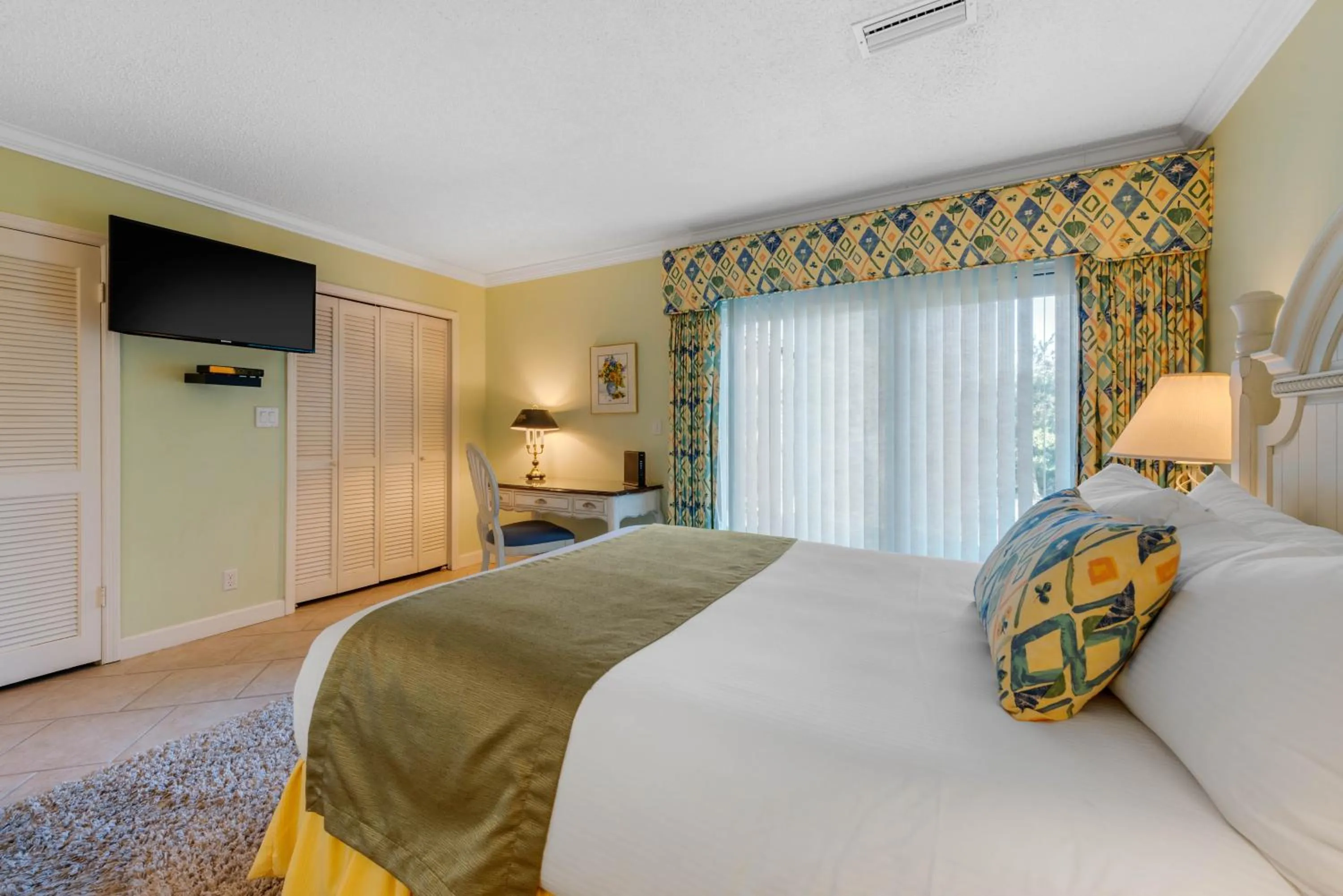 Photo of the whole room, Bed in Villas Of Amelia Island