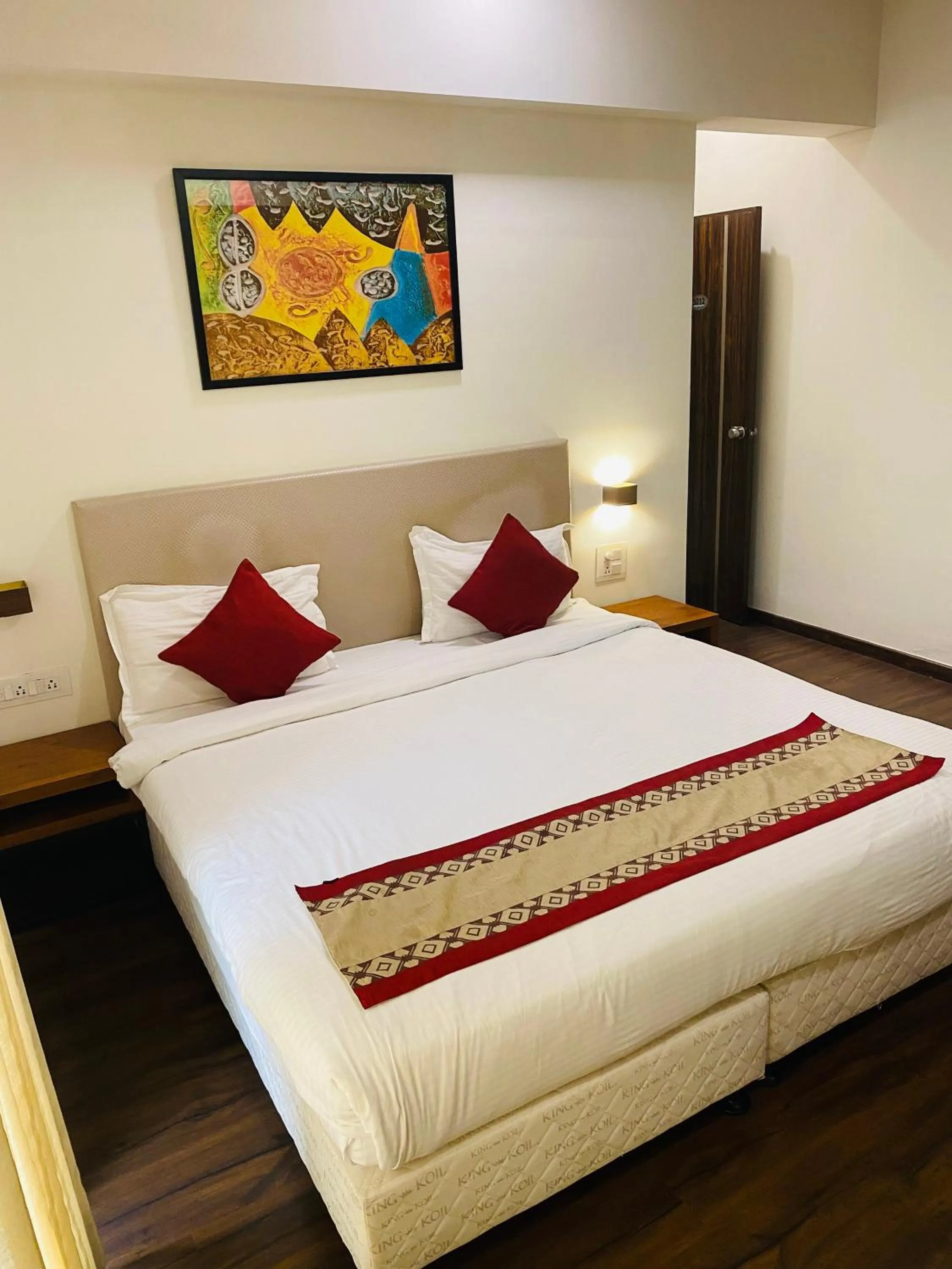 Property building, Bed in Mumbai House Luxury Apartments, Santacruz East