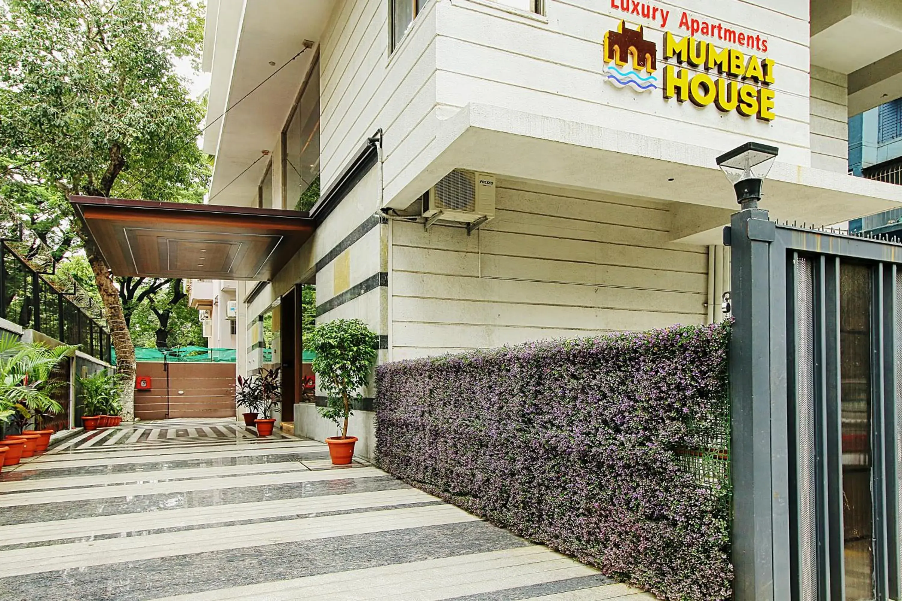 Property building in Mumbai House Luxury Apartments, Santacruz East Property building in Mumbai House Luxury Apartments, Santacruz East