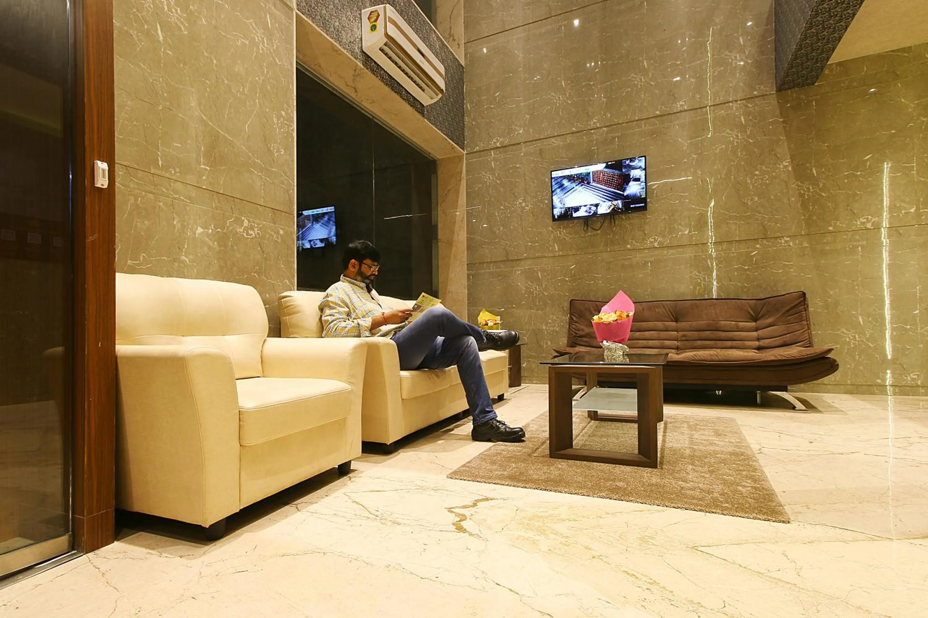 TV and multimedia in Mumbai House Luxury Apartments, Santacruz East