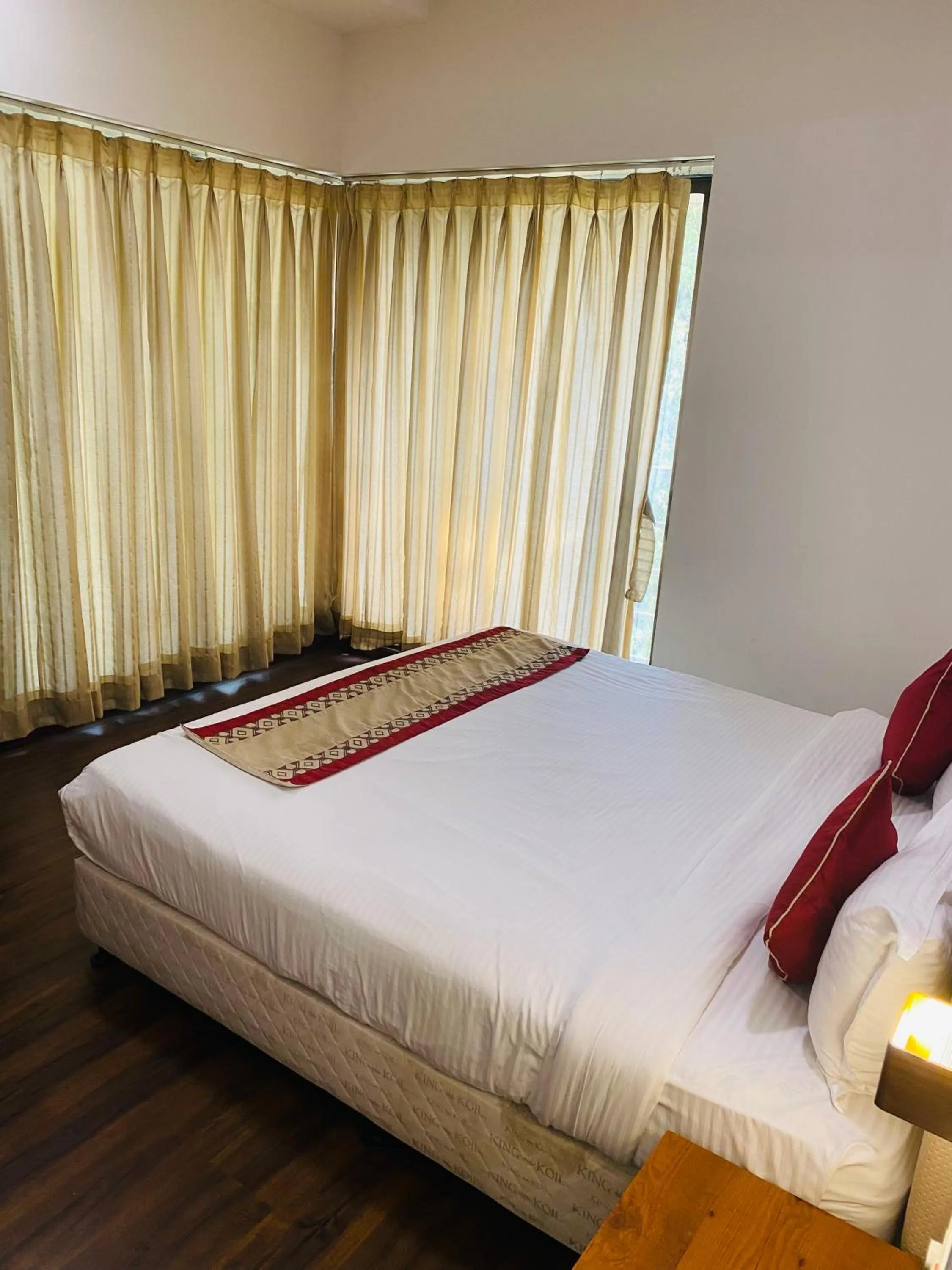 Property building, Bed in Mumbai House Luxury Apartments, Santacruz East