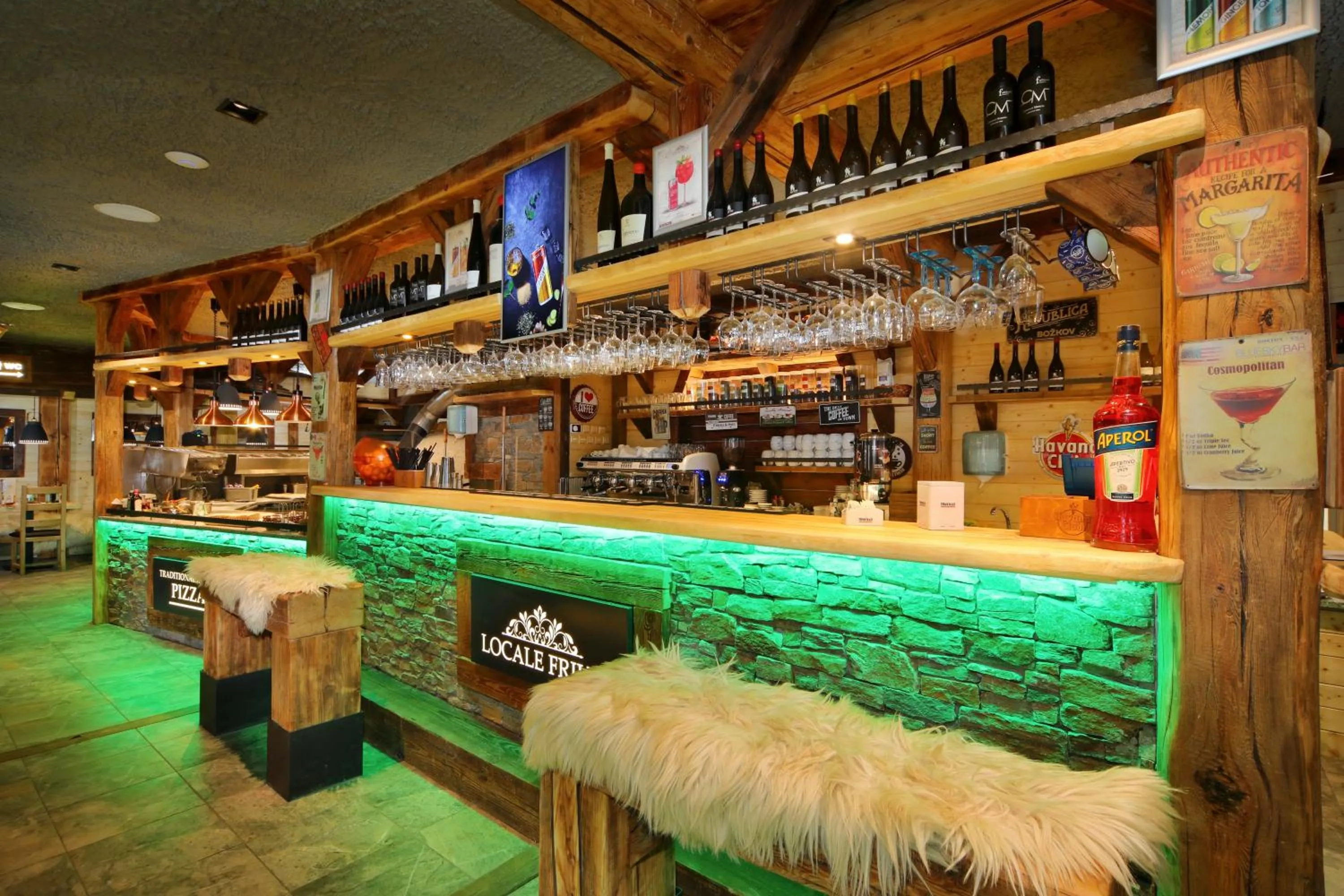 Restaurant/places to eat in Hotel Central 1920